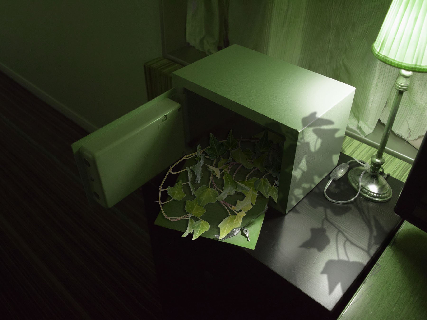 室内にあるアイテムなどを使い、隠された手掛かりを探し出す。（イメージ）