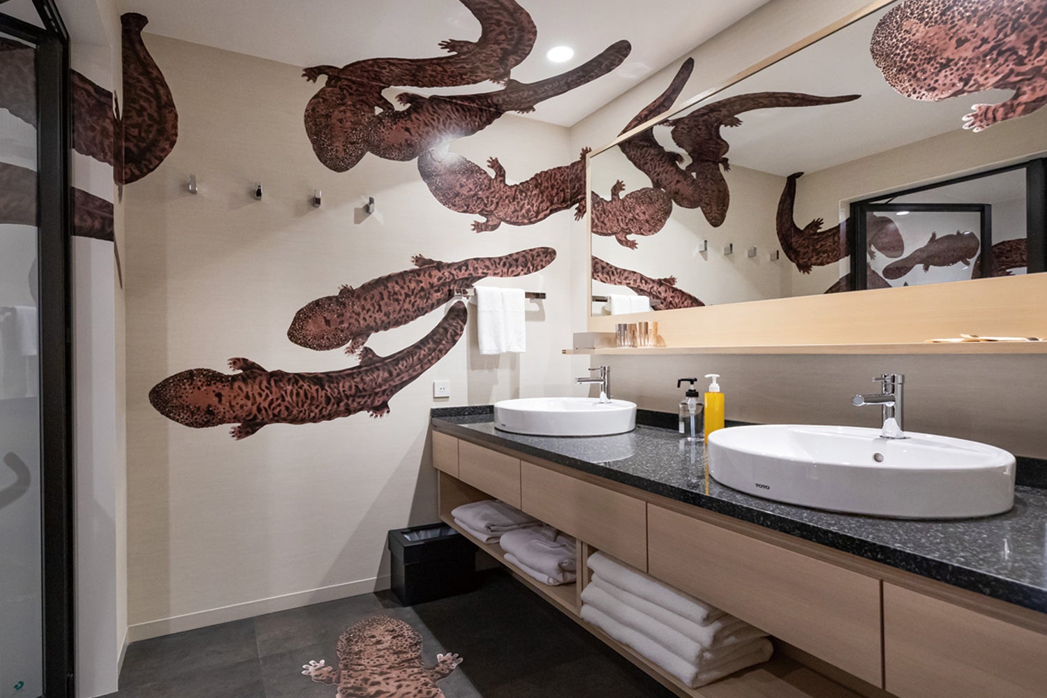 写真左：洗面ルームやバスルームの中まで入ってぬめぬめ行進中。※写真はイメージです。