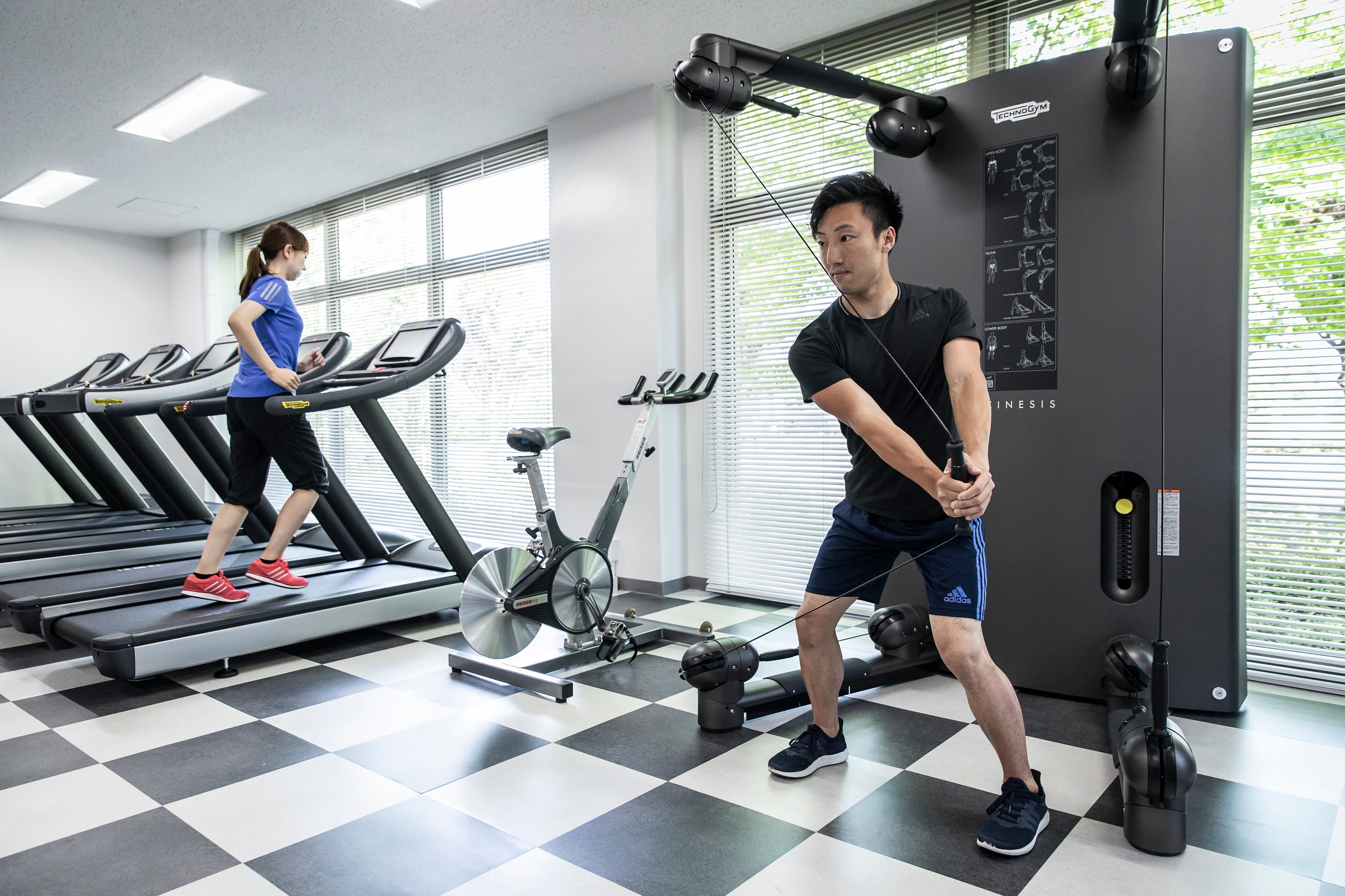 さまざまなマシーンが揃うフィットネス