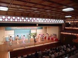 2階桟敷席から華の舞と舞台全体を見渡す