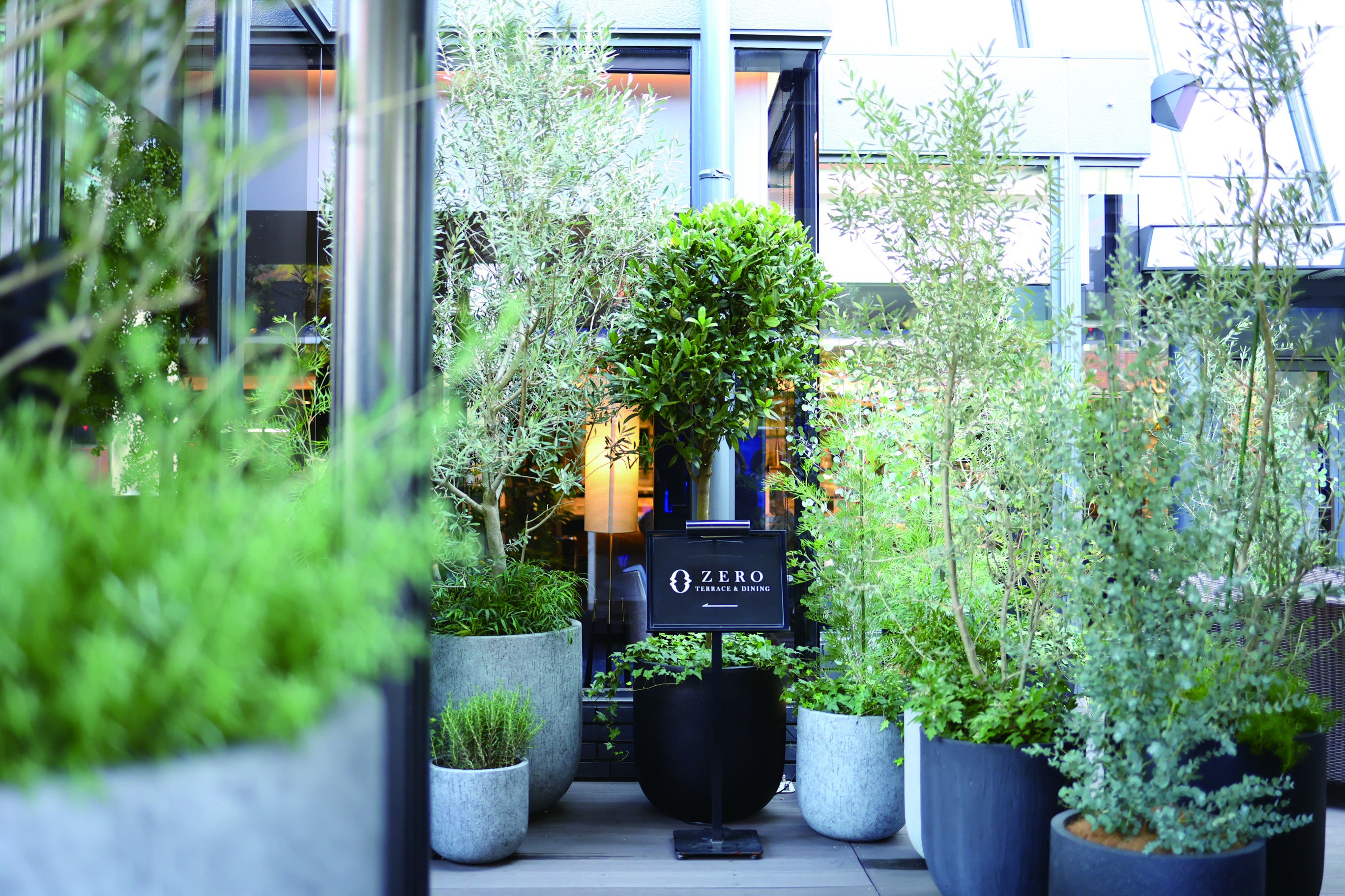 レストラン店内へと誘うアプローチ