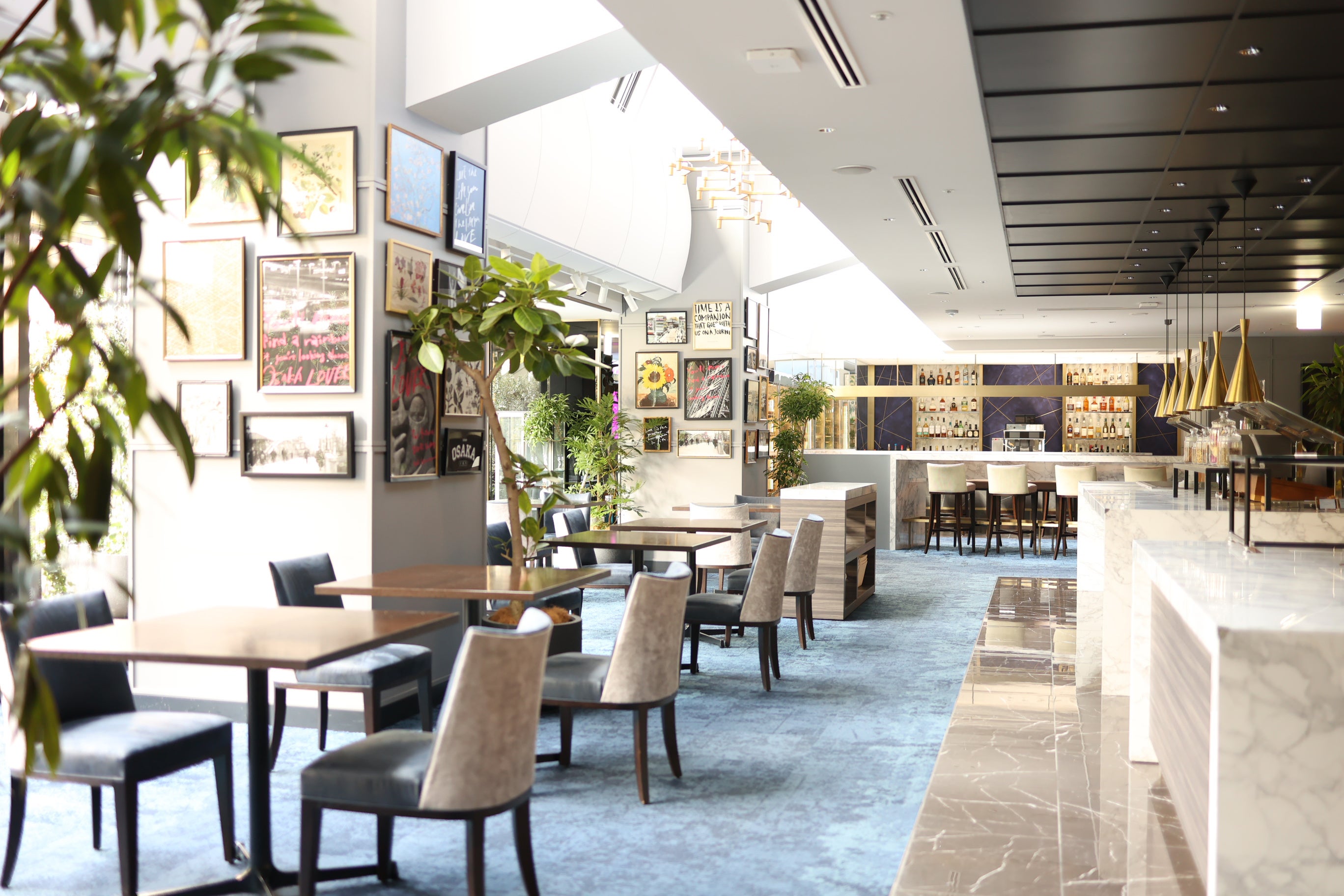 いたるところに配されたグラフィックアートに彩られた店内イメージ