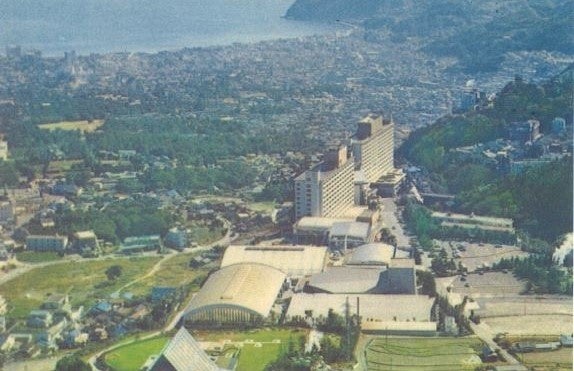 1975年当時の外観(右奥から本館・中館・Hana館)