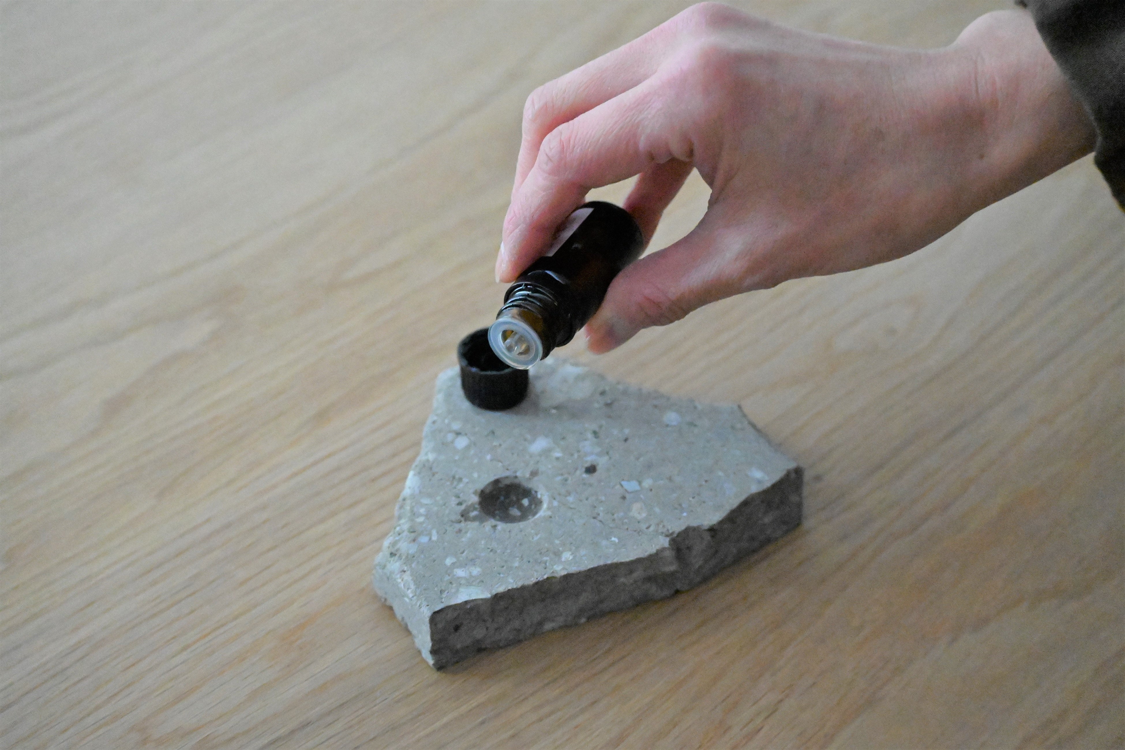 アロマオイルは揮発性の高い”札幌軟石”に直接垂らしてディフーザーとして（イメージ）