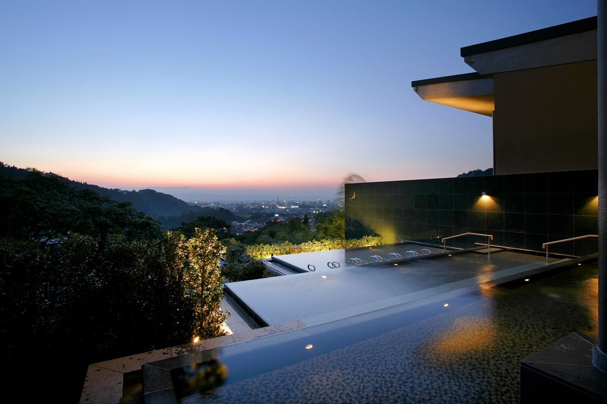 会津盆地が臨める展望露天大浴場 「棚雲の湯」（東鳳）