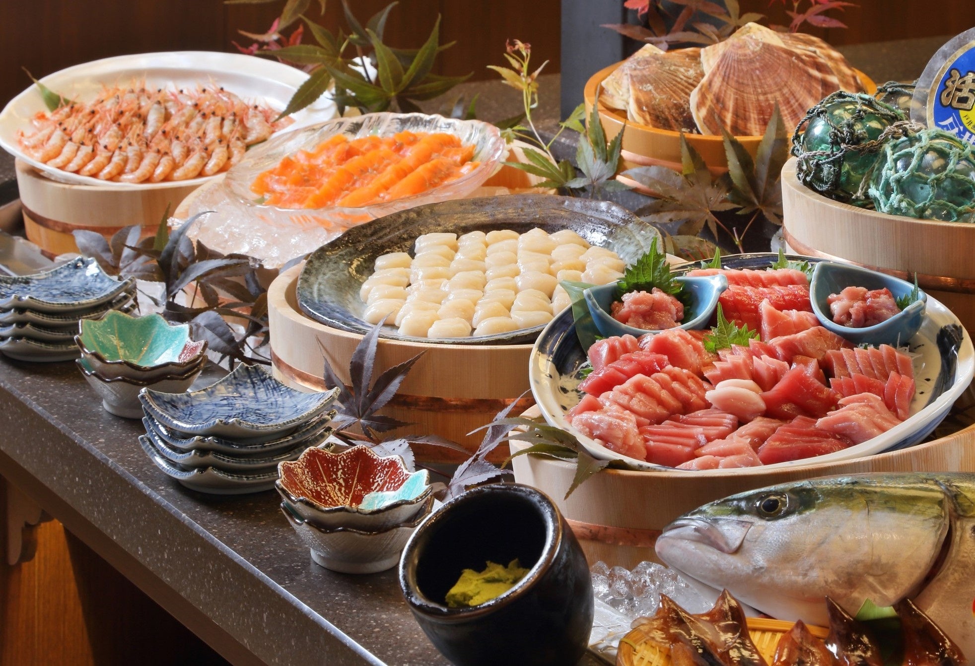 旬の料理が並ぶバイキング料理の一例（万惣）