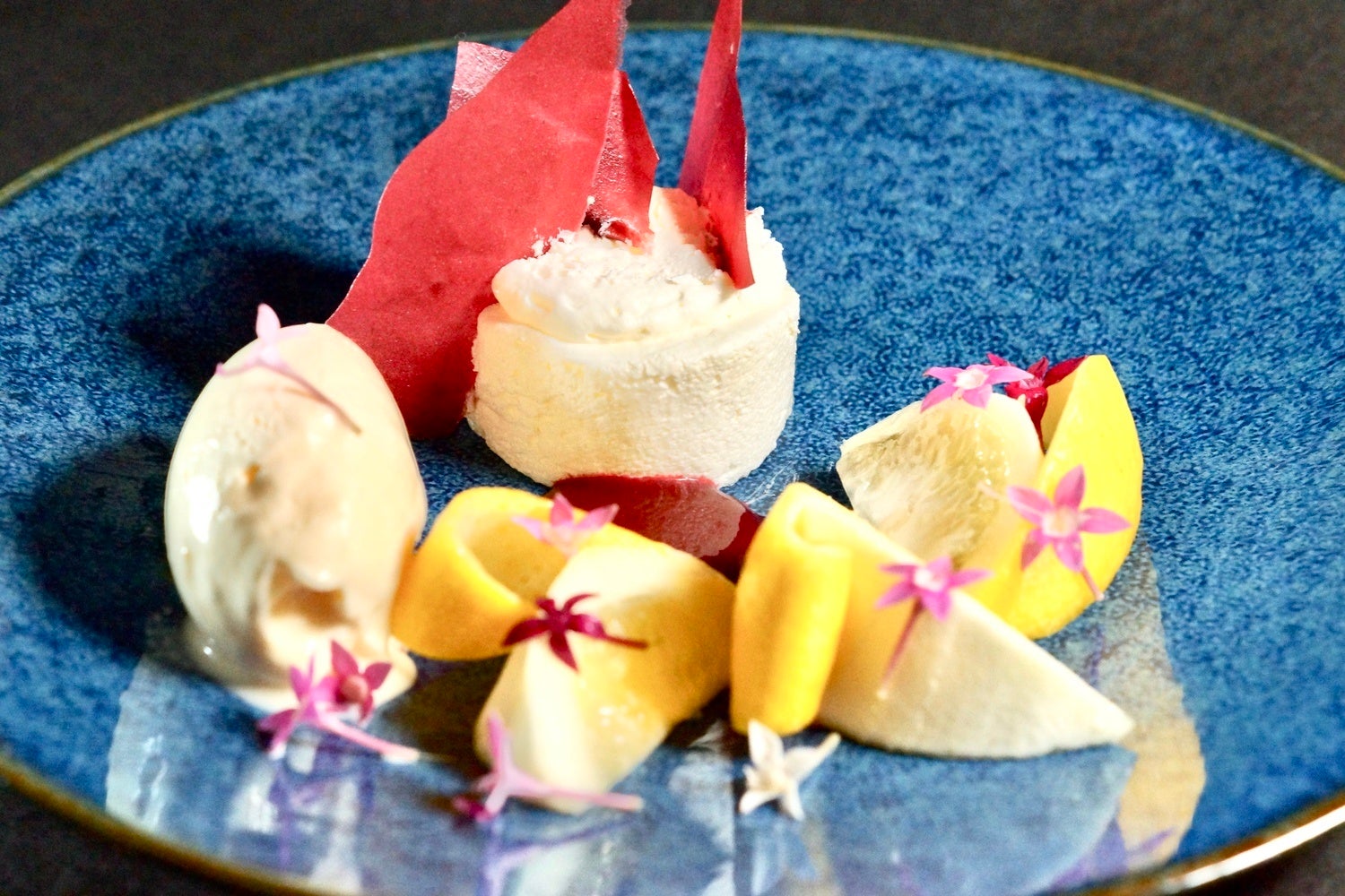 神奈川産牛乳を使ったクレーム ダンジュとはちみつのソース　フルーツと共に