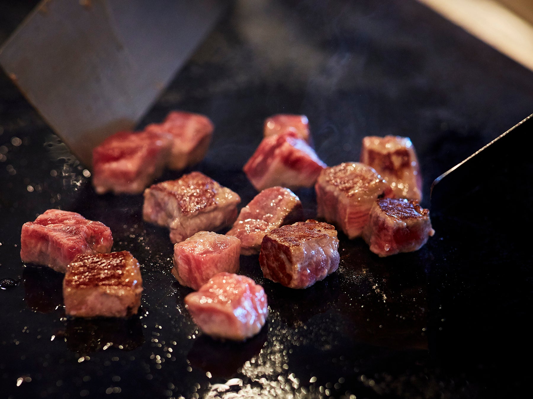 店内のビュッフェカウンターで焼き上げる牛ステーキ。ライブクッキングの音、香りも美味しさのスパイスに。