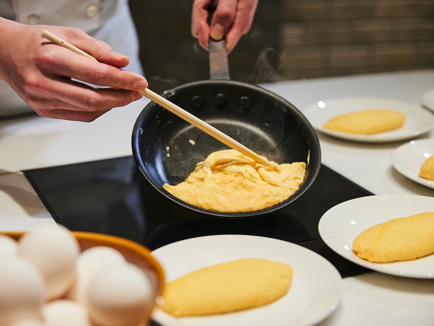 オムレツはビュッフェカウンターで調理し提供。“ふわふわとろり”な出来立てをぜひ召し上がって。