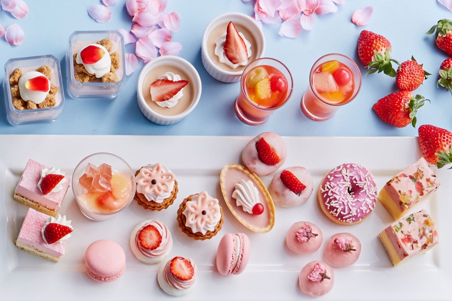 焼いたメレンゲをチョコでコーティングし苺のチョコクリームを絞った「苺モンブラン」など、パティシエが楽しみながら作る桃色のスイーツたち。