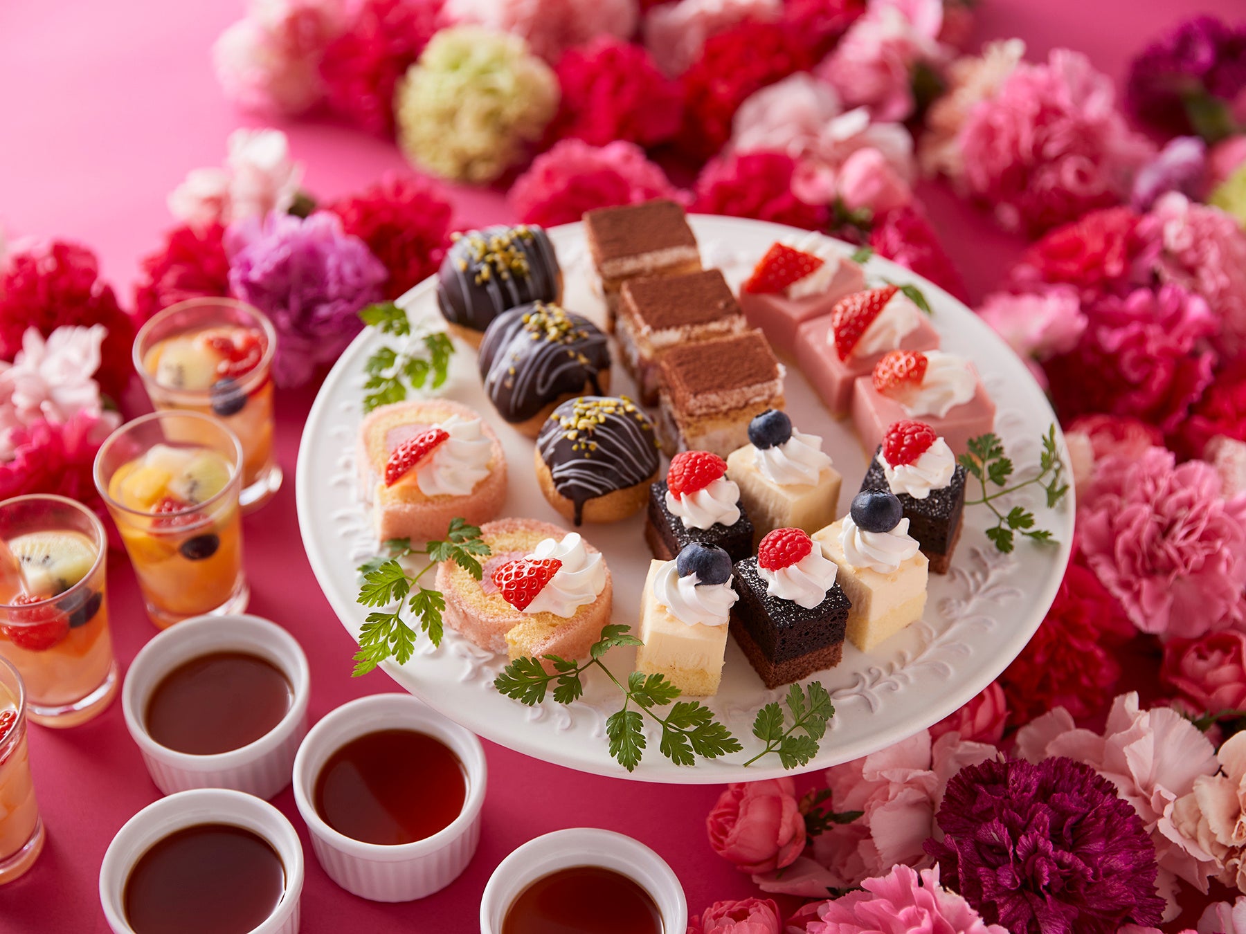 キュートなスイーツが並ぶデザートコーナーにはティラミスやマチェドニアなどのイタリアンスイーツも。