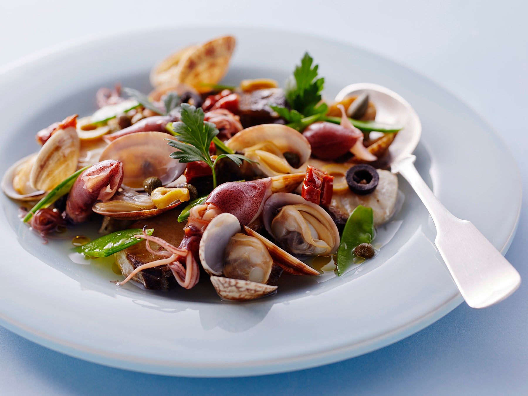 シェフのおすすめ料理「春のアクアパッツァ」。鰆、ほたるいか、あさりを使った魚介の旨味があふれる一品。