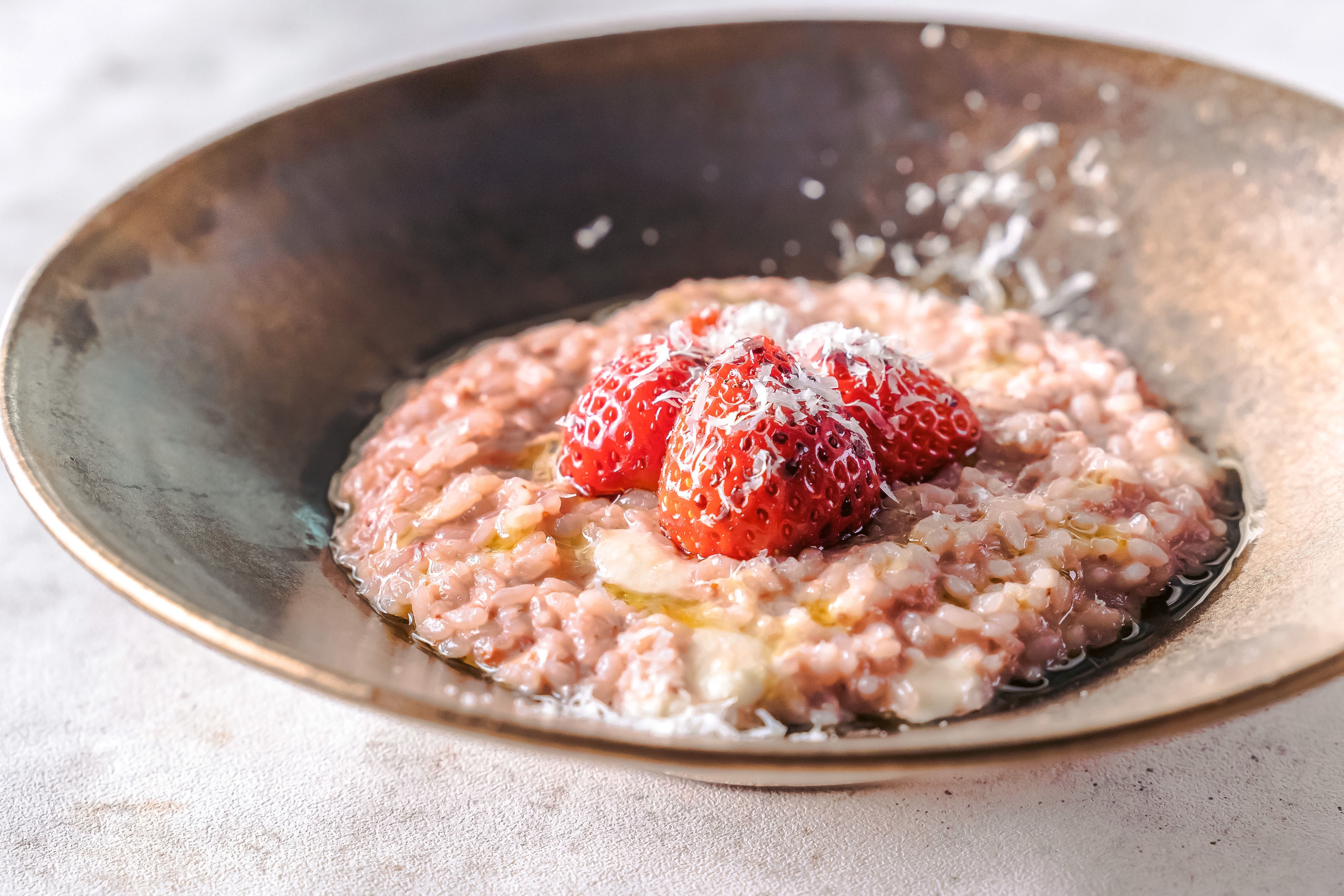 春メニューには必ず登場する「苺のリゾット」は、チーズの塩気と苺の甘酸っぱさが癖になる一品