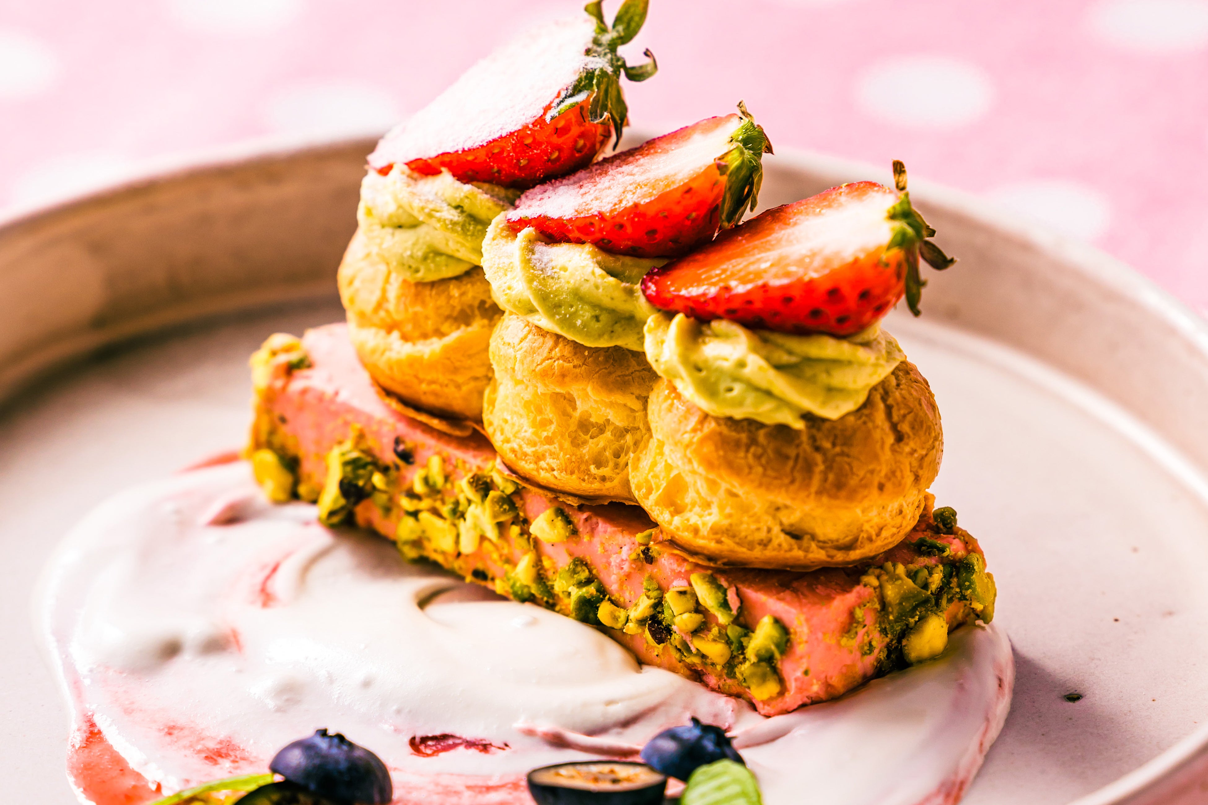 プチシューを連ねてエクレアに見立てた「苺とピスタチオのエクレア」