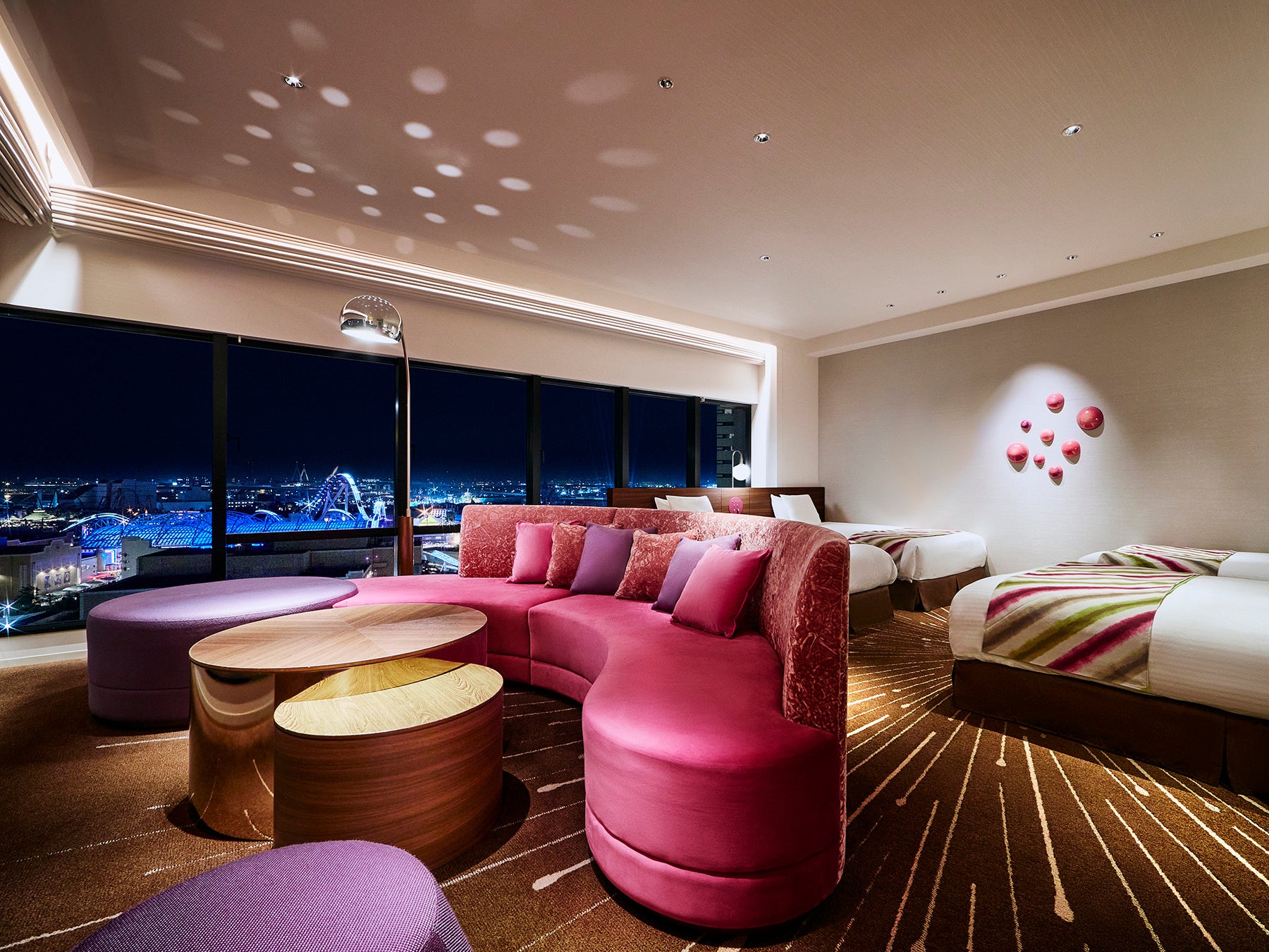 パークの煌めく景色を一望できるスパークルーム。とっておきの記念日ステイを演出する