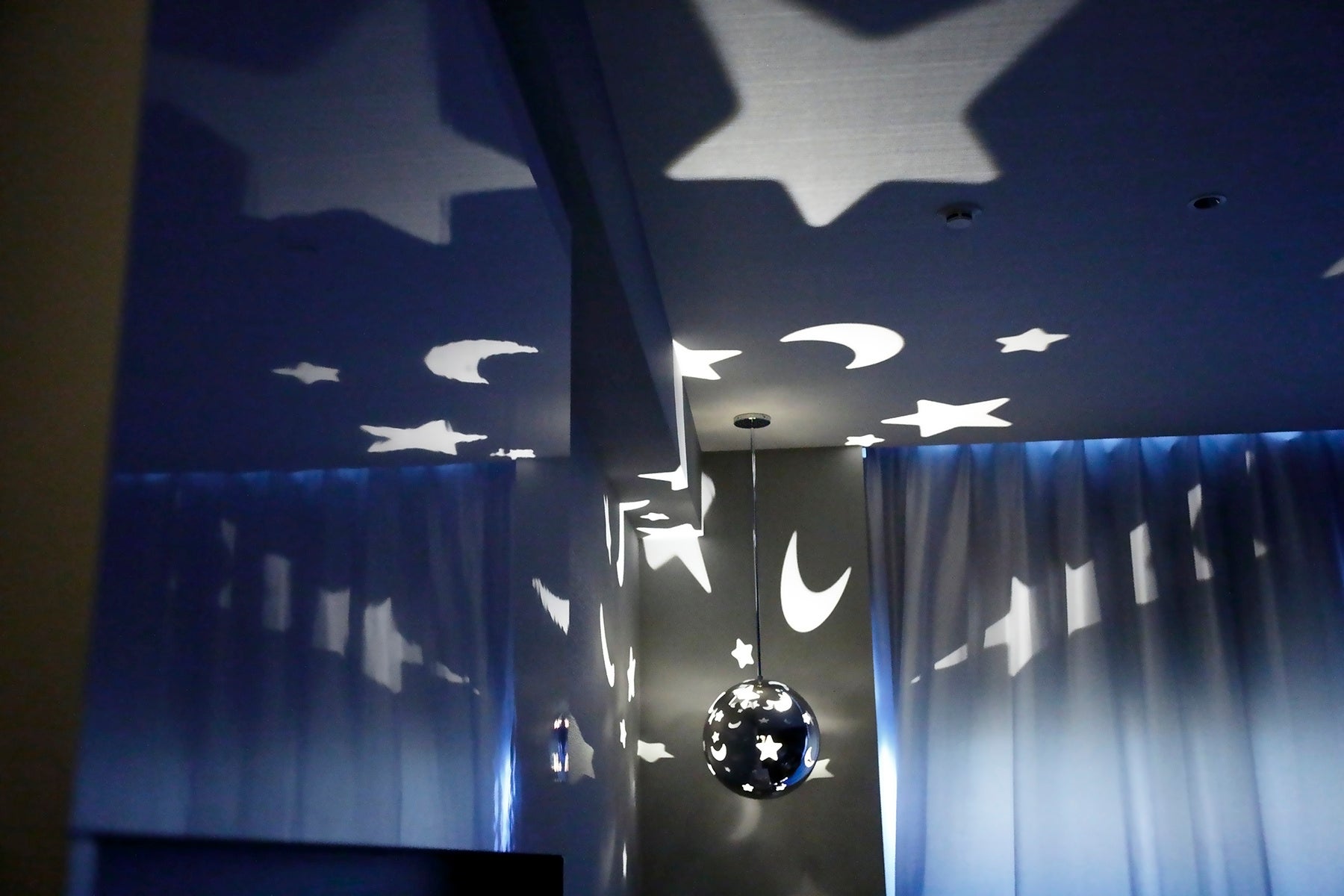 ペンダントライトを照らすと浮かびあがる月と星（イメージ）