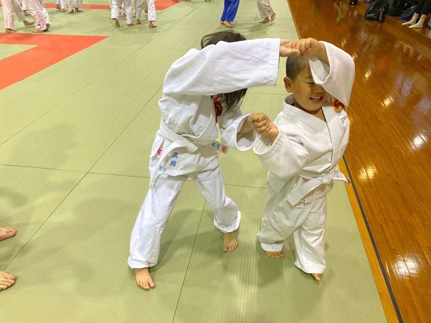 柔道教室を楽しむ子どもたち