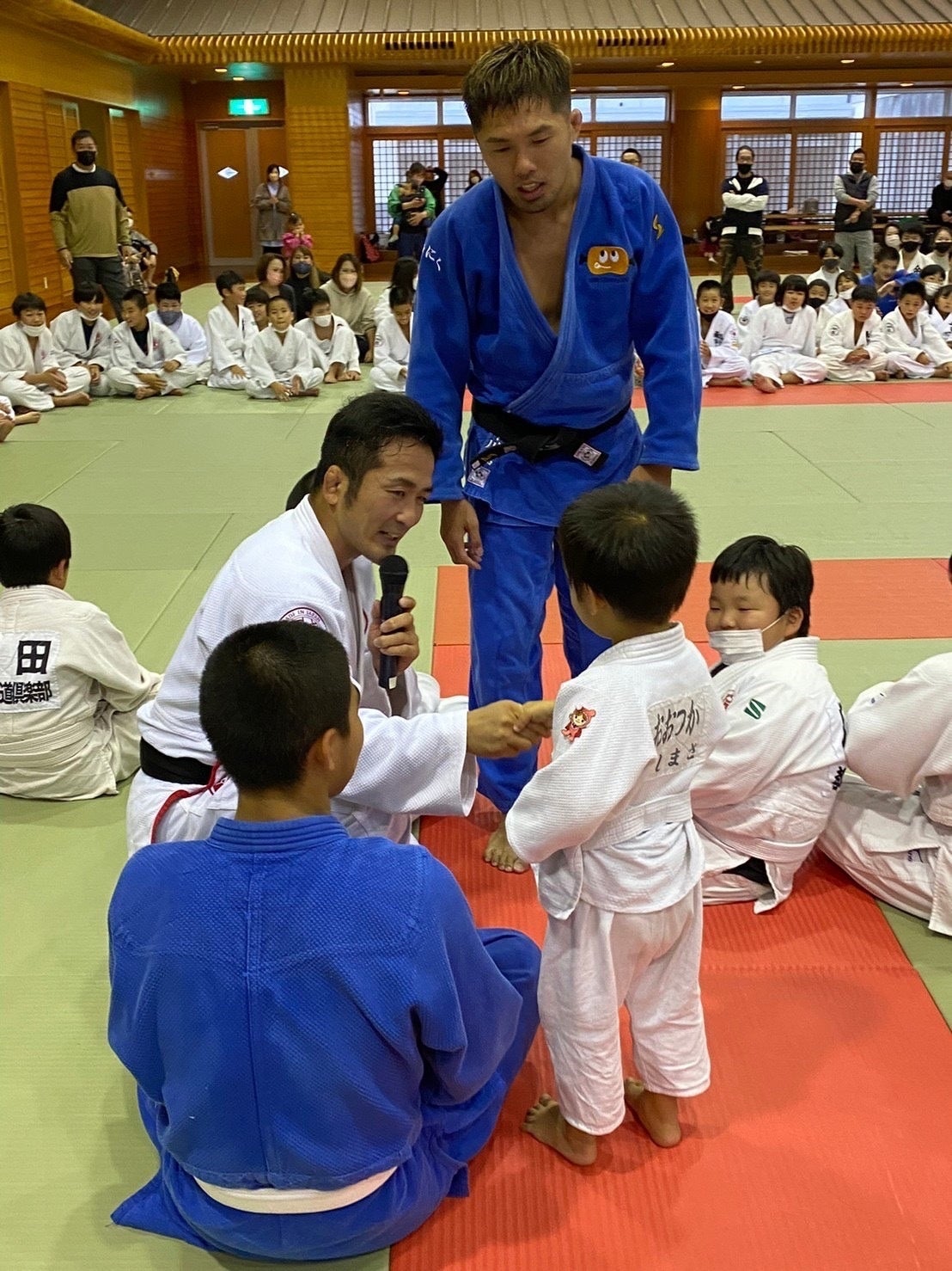 現柔道男子日本代表コーチの秋本啓之氏（白柔道着）と全日本で3度日本一に輝いた川端龍氏（青柔道着）