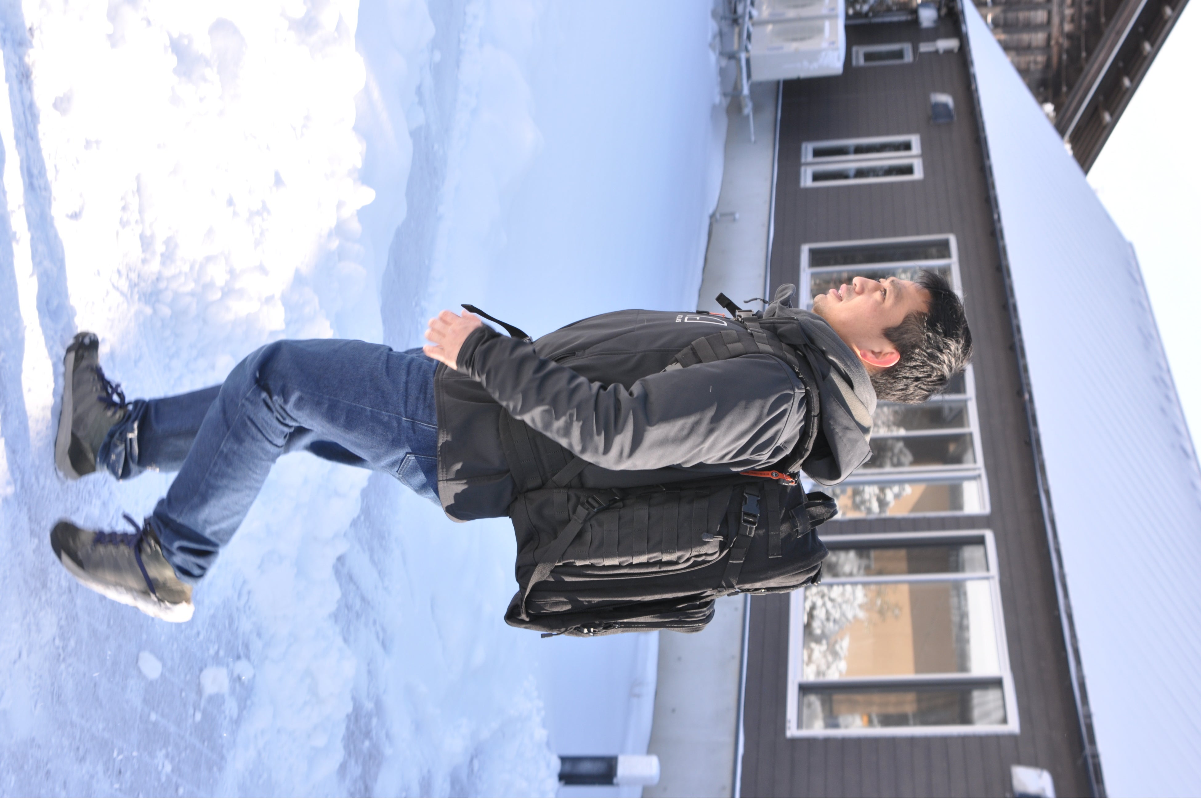 バックパックでAtlasを持ち運ぶ様子