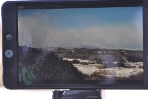 スマートフォンでドローンが取得した映像を確認する様子