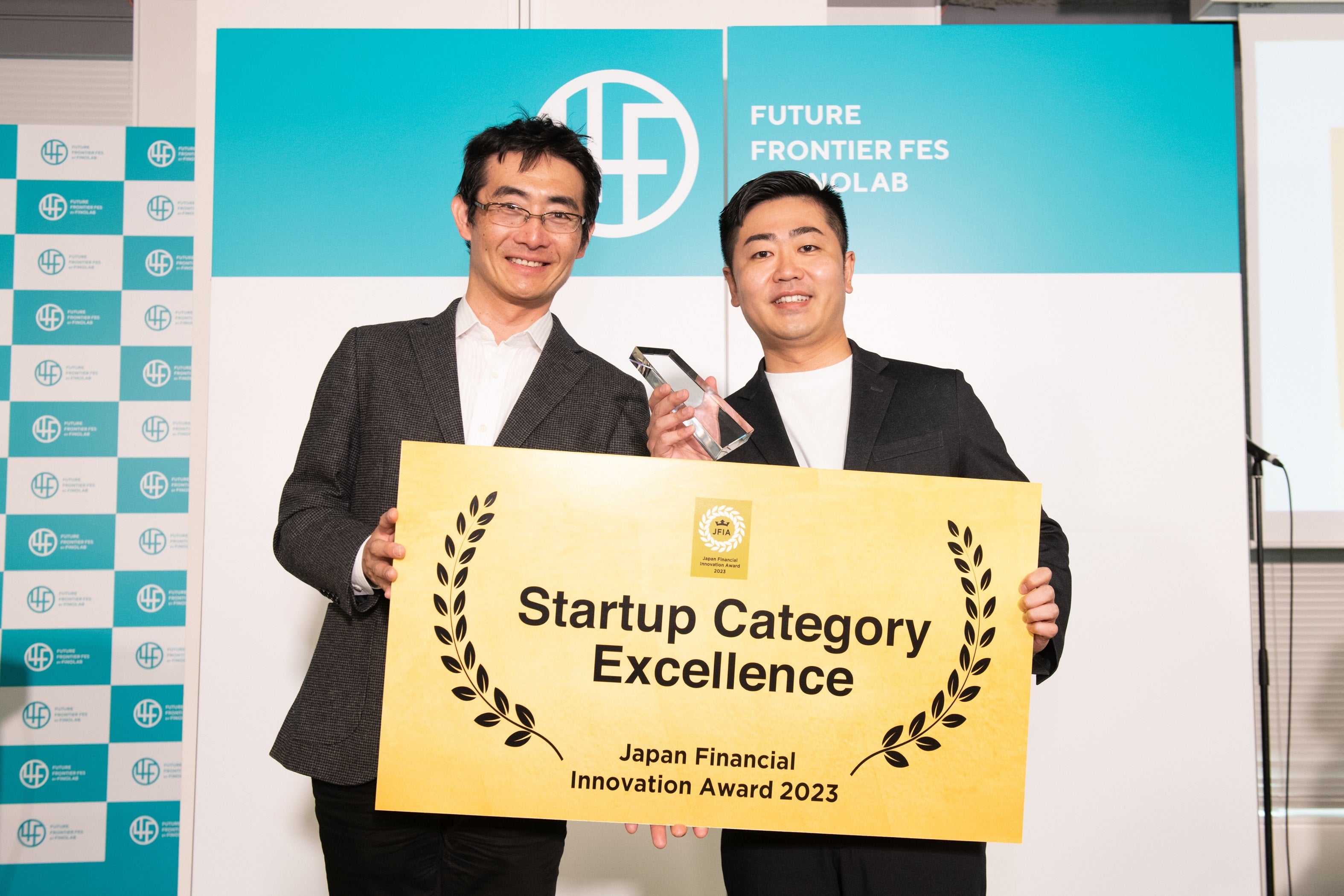 写真左：増島雅和審査委員長／FINOVATORS代表理事　右：田代翔太／当社代表取締役