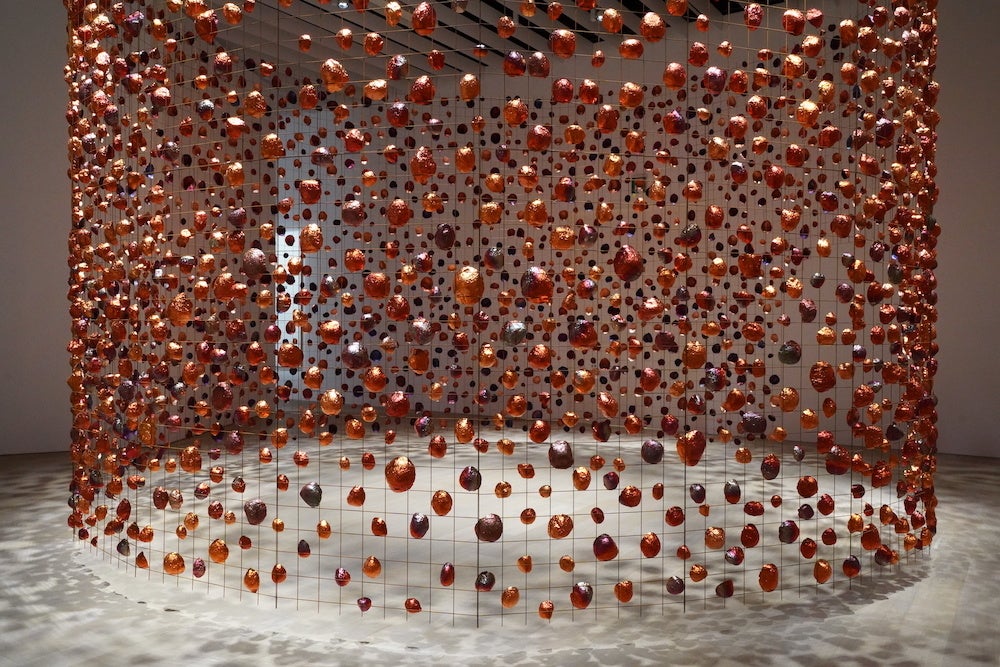 2. 大西康明《石と柵》銅箔、鉄 402x600x600cm　2022 大西康明x福田金属箔粉工業株式会社  KYOTO STEAM 2022 国際アートコンペティション制作作品 Courtesy of ARTCOURT Gallery