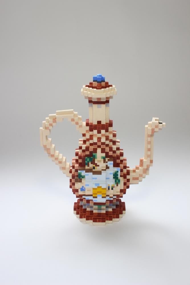 10.増田敏也《Low pixel CG 色絵RPG文仙盞瓶》 陶土 8×16×19cm 2021 Courtesy of GALLERY KOGURE