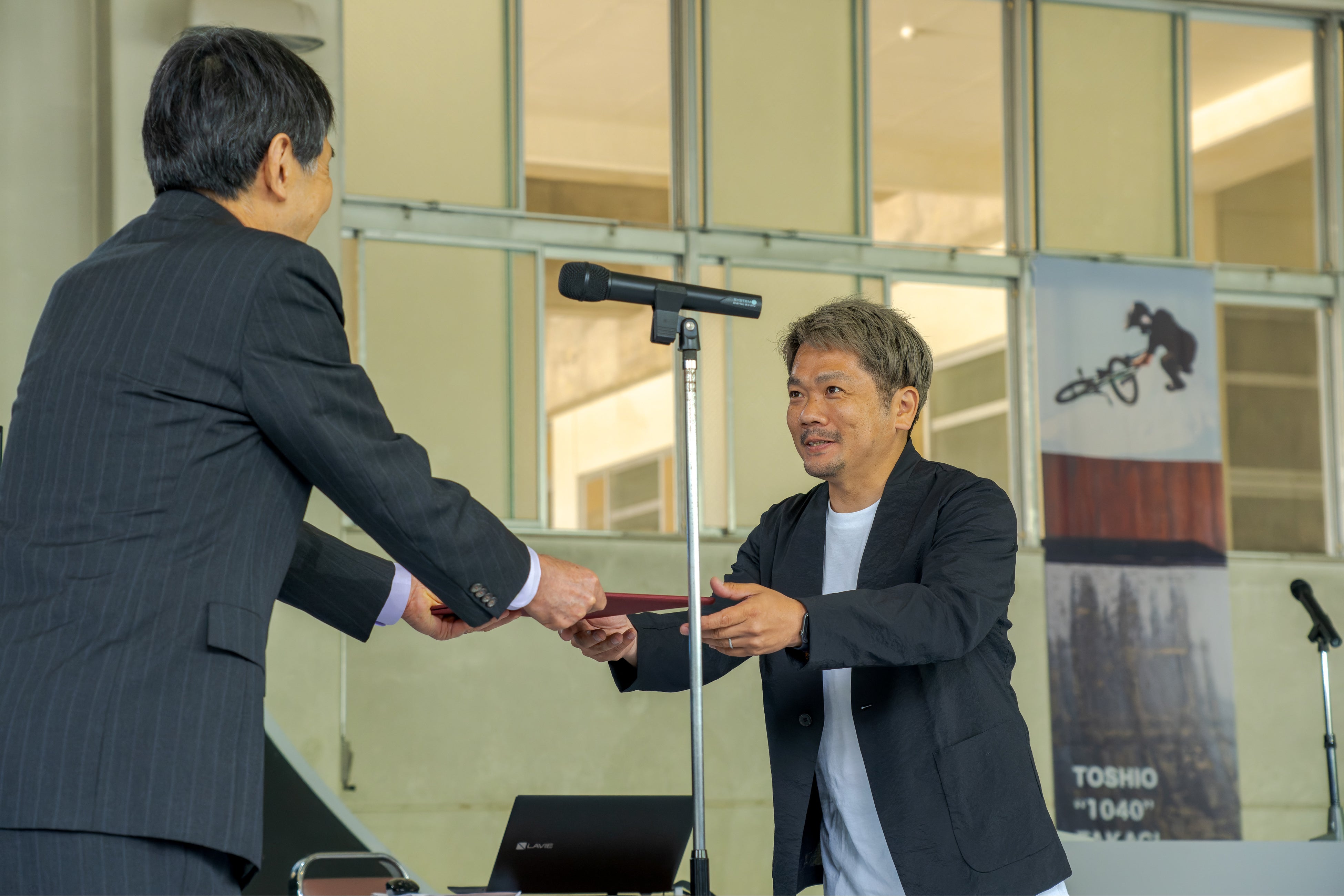 田原校長から委嘱状を受け取る出口智嗣ゼネラルマネージャー