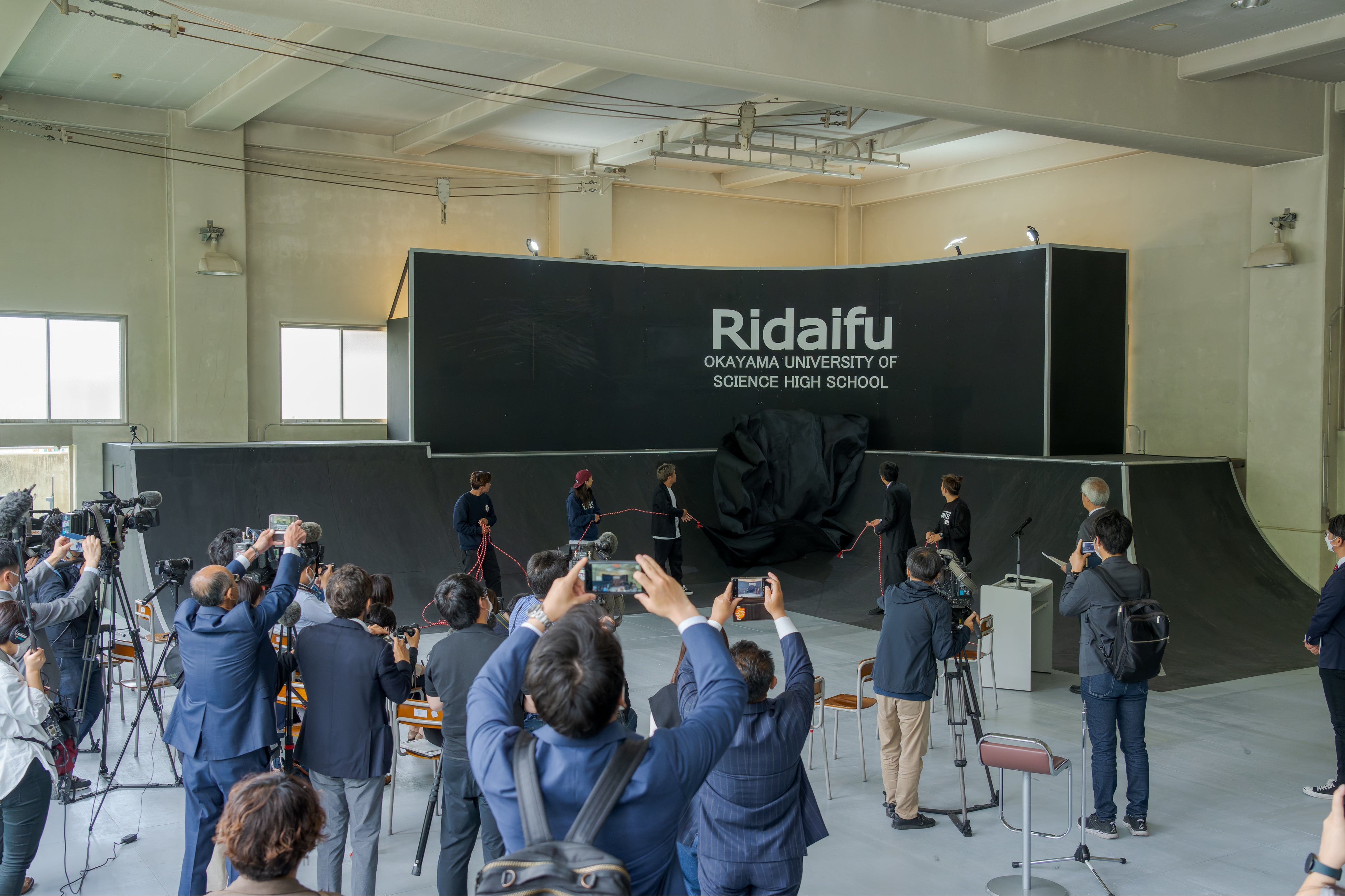 校内に完成したアーバンスポーツパークの除幕セレモニー