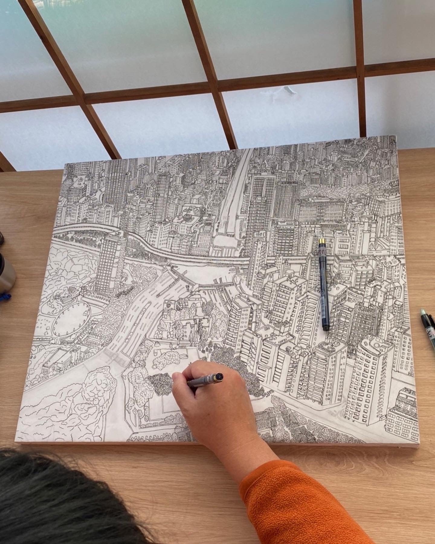 緻密な作品を描くアーティスト