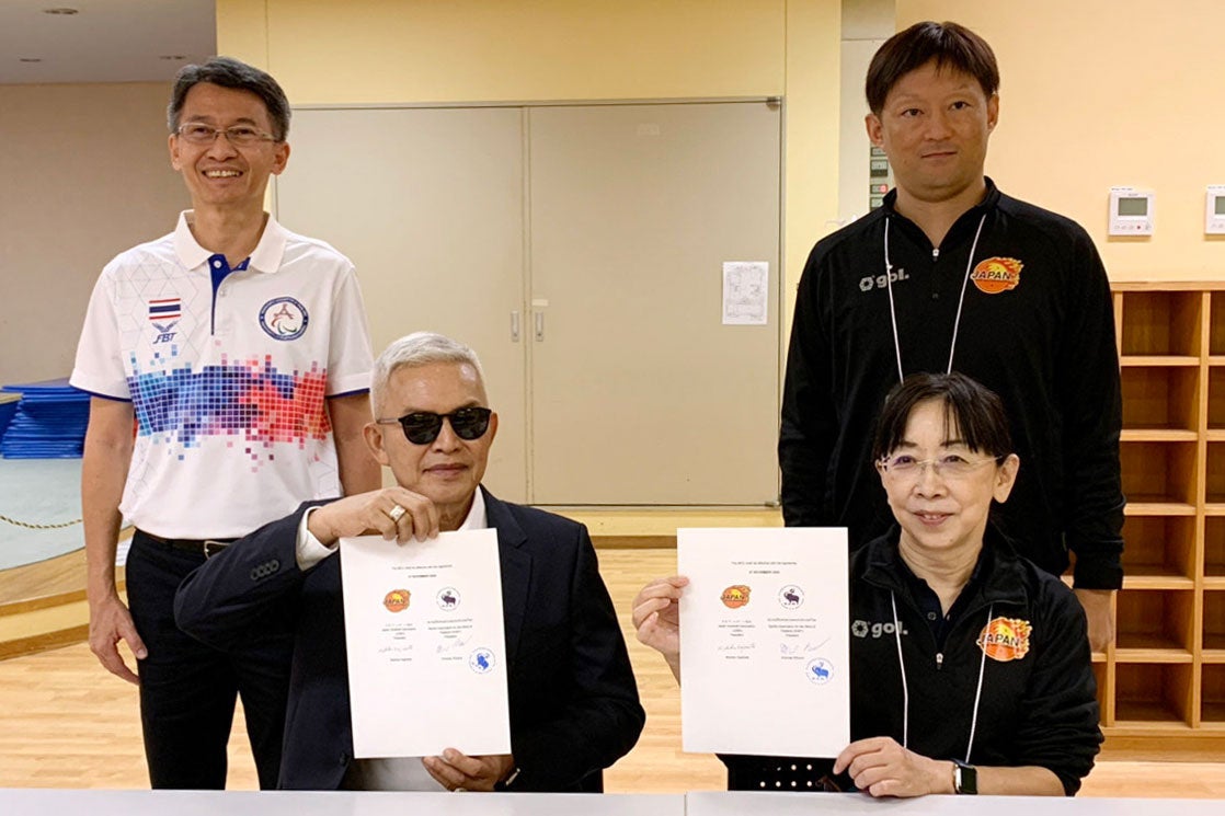 左から：SABT理事・Warakorm Krasaetanont（ワラコン・カセータンノット）氏、SABT会長・Amnuay Klinyoo（アムヌアイ・キンヨー）氏、当協会会長・梶本美智子、当協会理事・市川喬一 