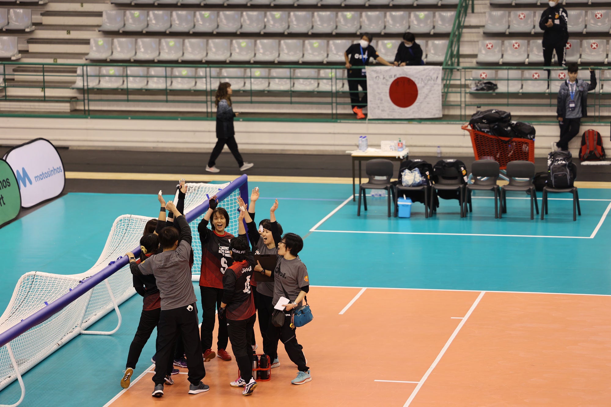 試合を前に円陣を組むオリオンJAPAN（女子チーム）