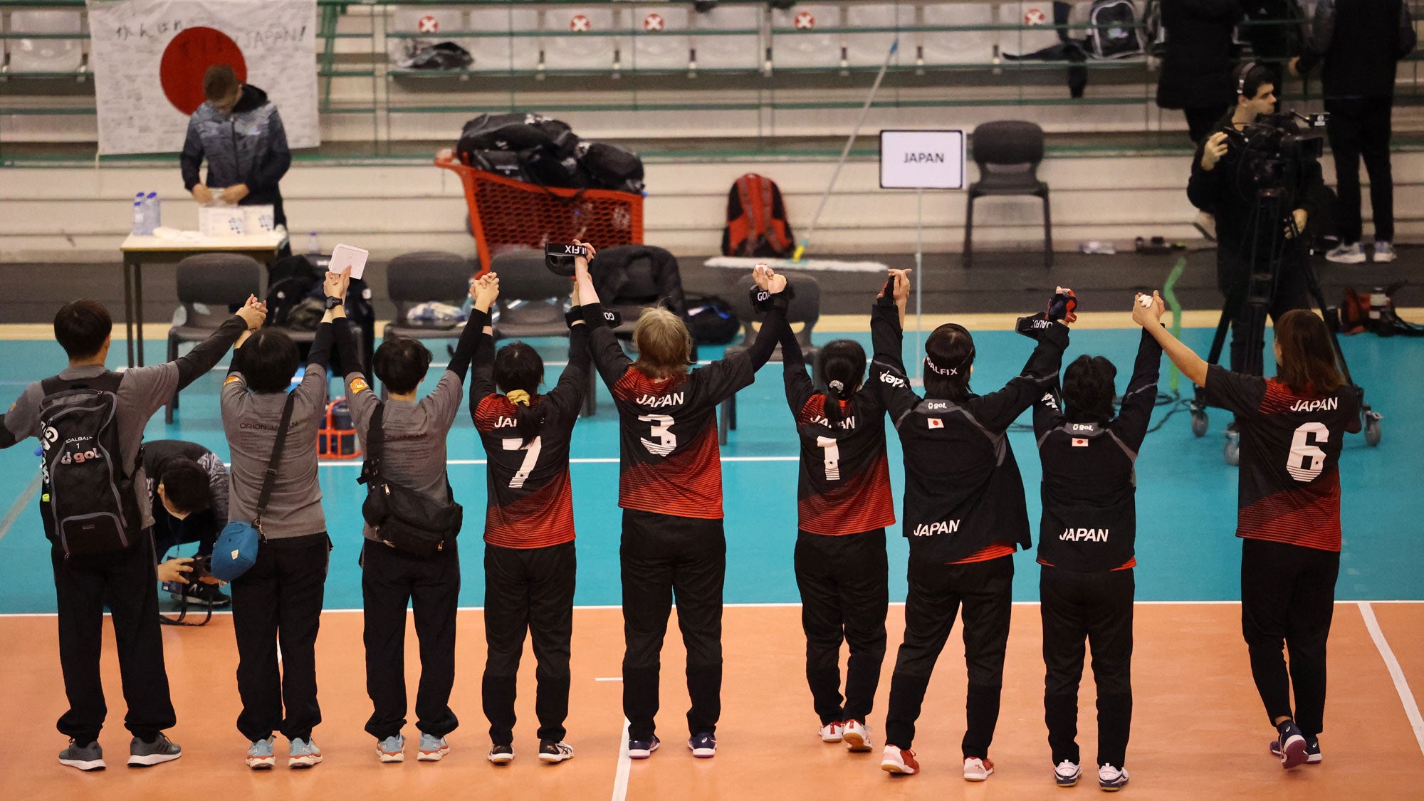 応援してくれた観客席に向かって勝利の報告