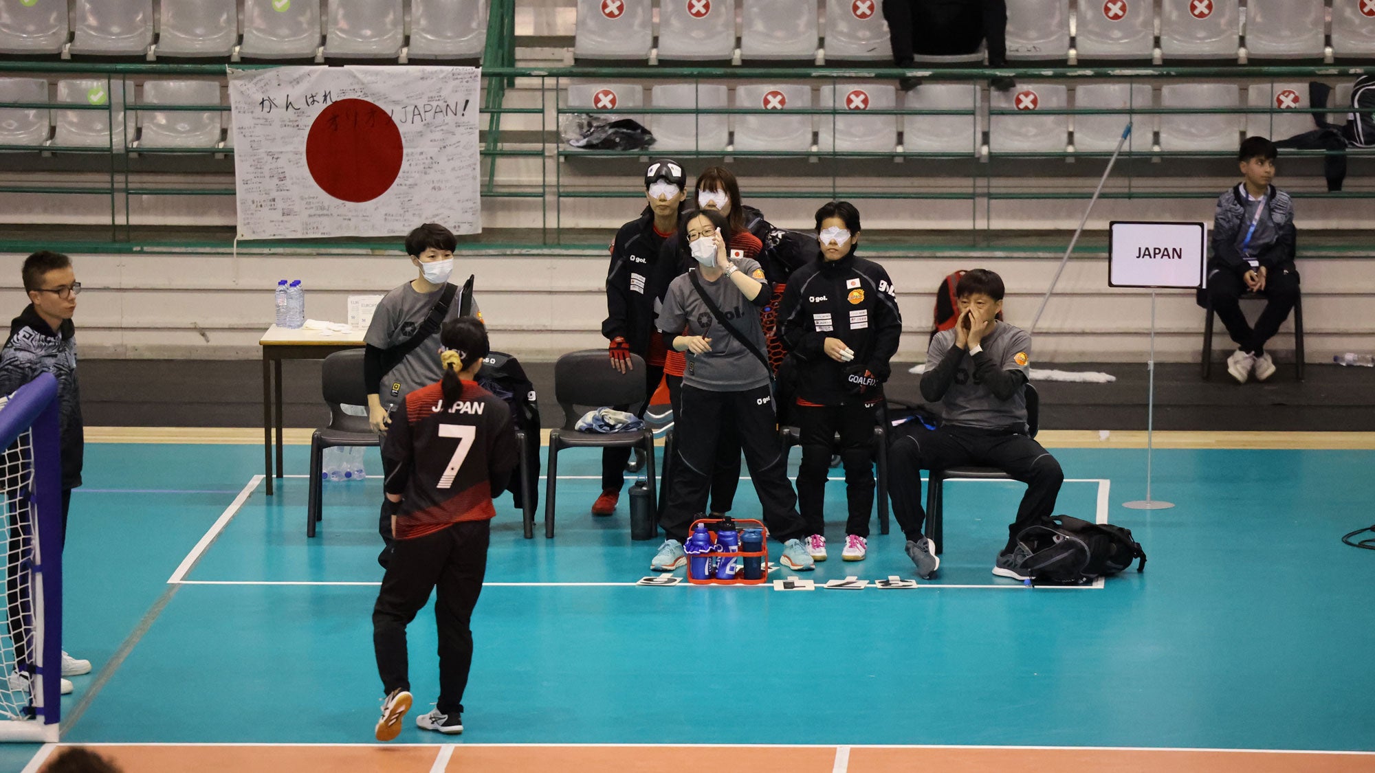 ベンチとコミュニケーションをとるセンターの高橋利恵子選手