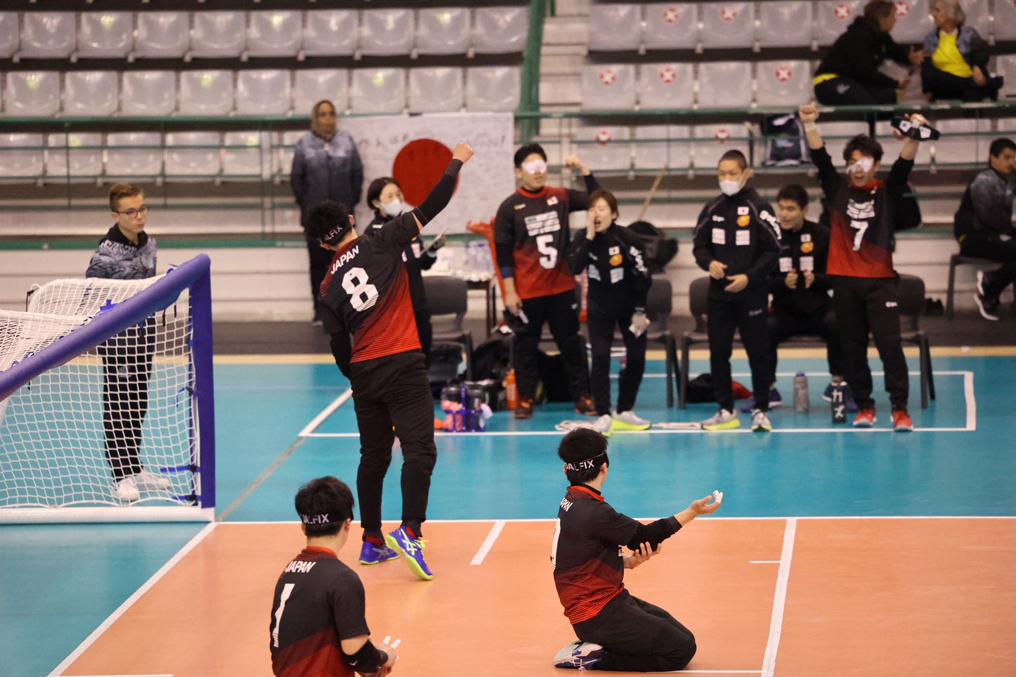 得点を決めてベンチにガッツポーズする宮食選手（背番号：8）