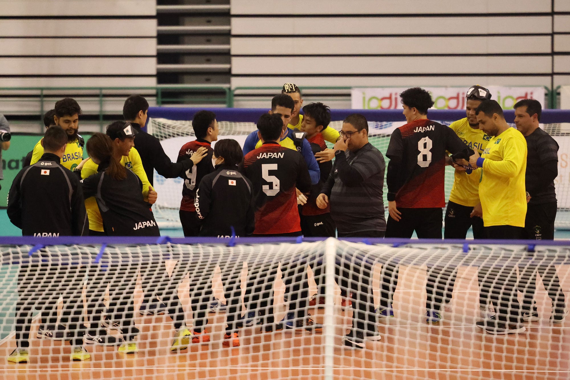 試合終了後、お互いの健闘をたたえ合う両チーム