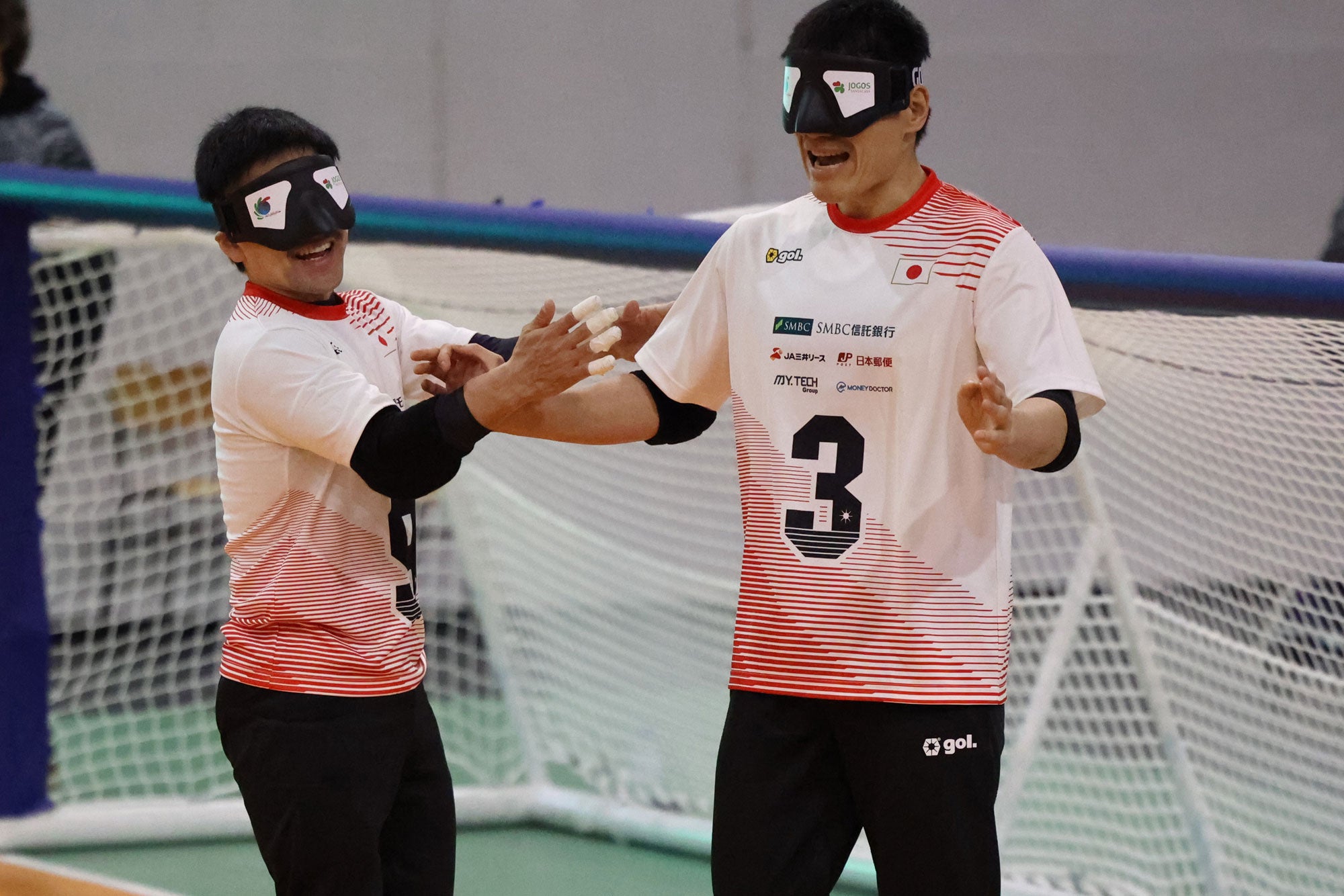 勝利を決めて喜び合う川嶋悠太選手と伊藤雅敏選手