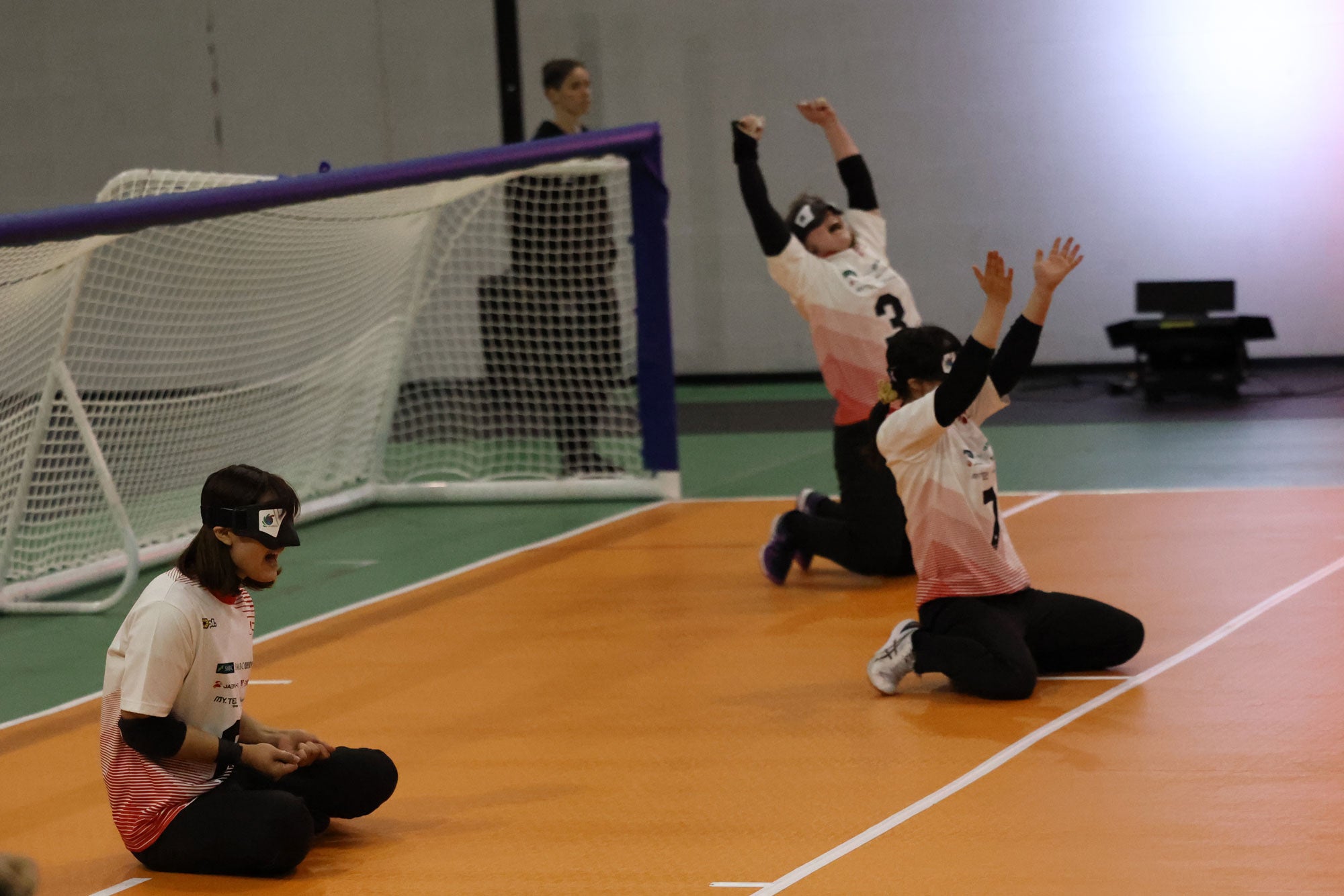 得点が決まり喜ぶコート上の萩原選手、高橋選手、欠端選手