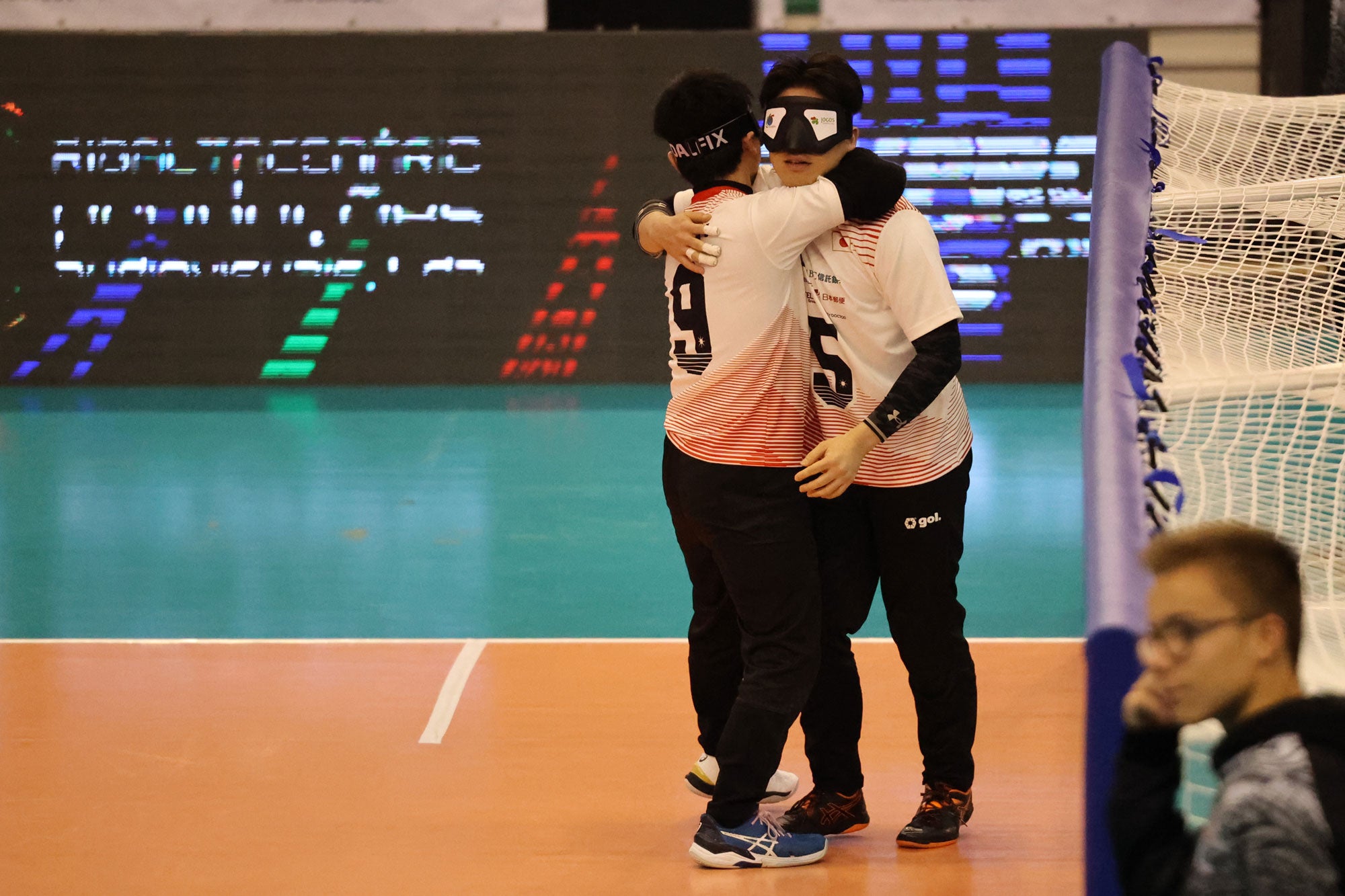 コールドゲームを呼び込むゴールを決めた山口凌河選手（背番号：5）と抱き合って喜ぶ川嶋悠太選手（背番号：9）