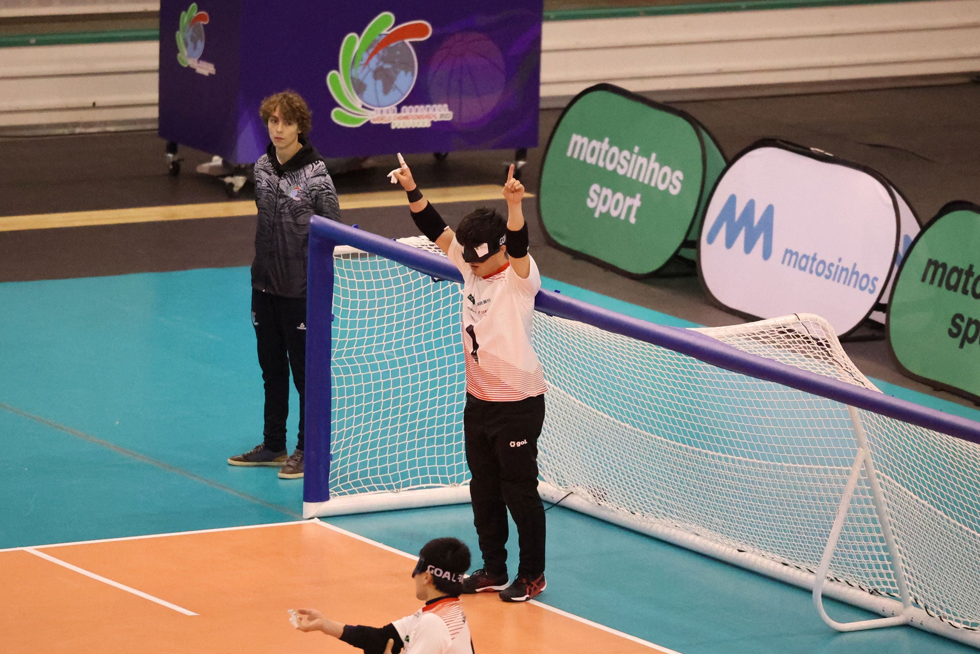 得点を決めて喜ぶ佐野優人選手（背番号：1）