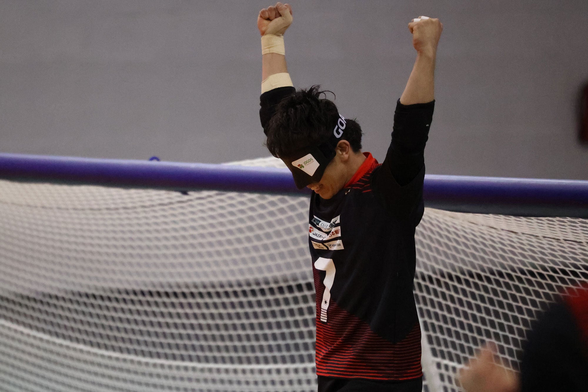 同点ゴールを決めてガッツポーズをする金子和也選手