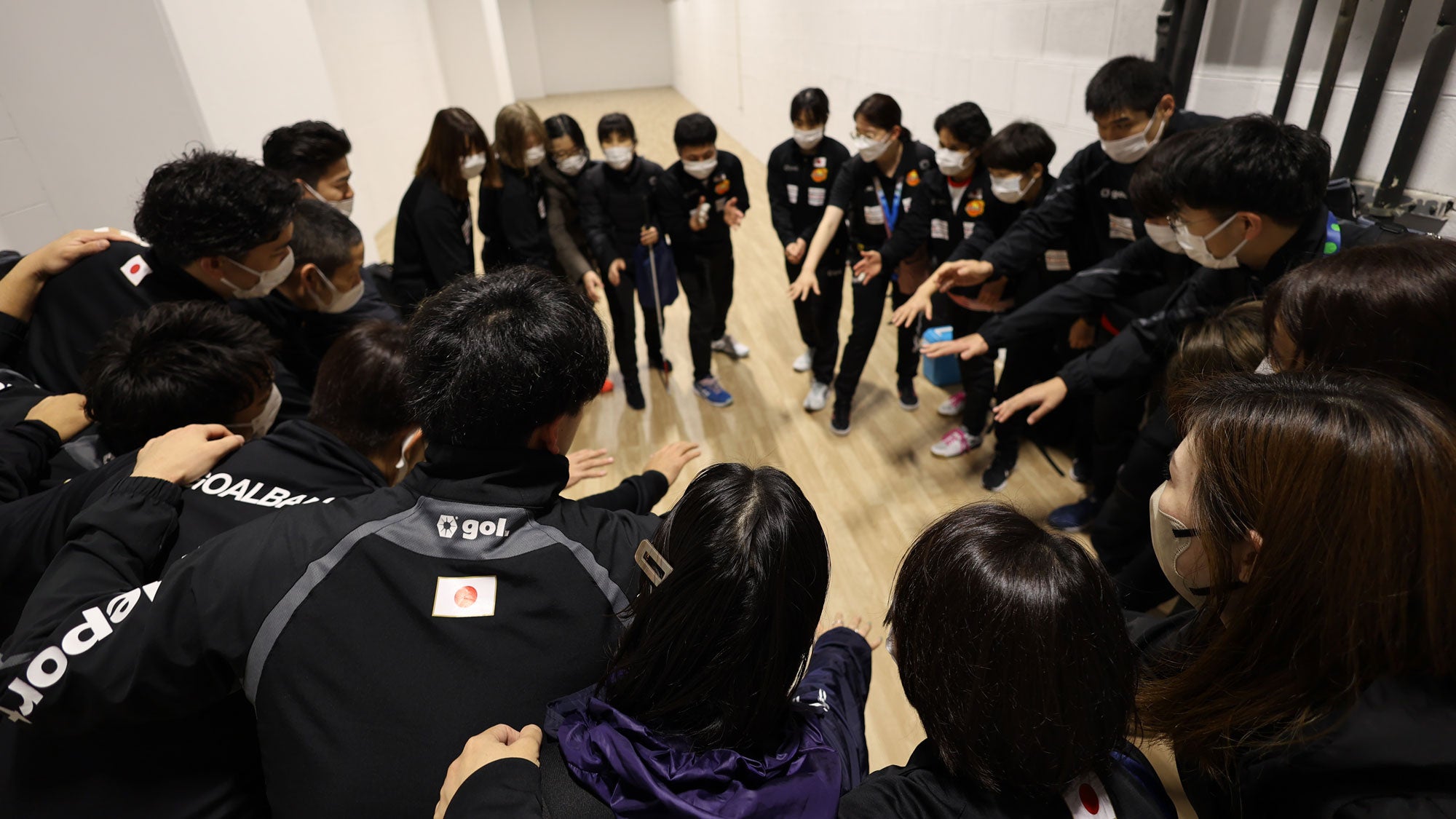 重要な試合を前に選手・スタッフ全員が参加した円陣。