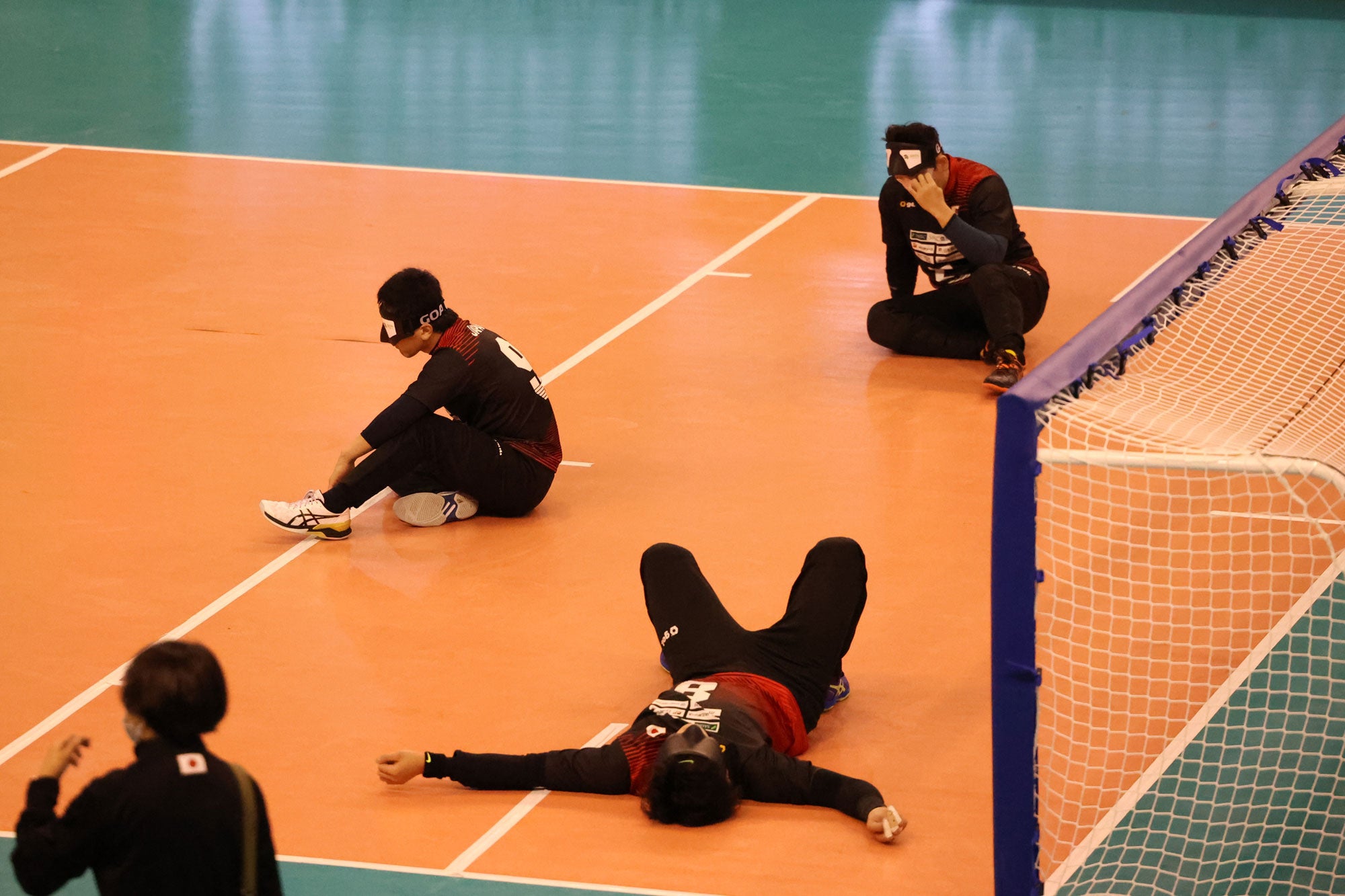 パリ2024パラリンピック出場権を逃し、うなだれる川嶋悠太選手（背番号9／センター）、宮食行次選手（背番号8／レフト）、山口凌河選手（背番号5／ライト）