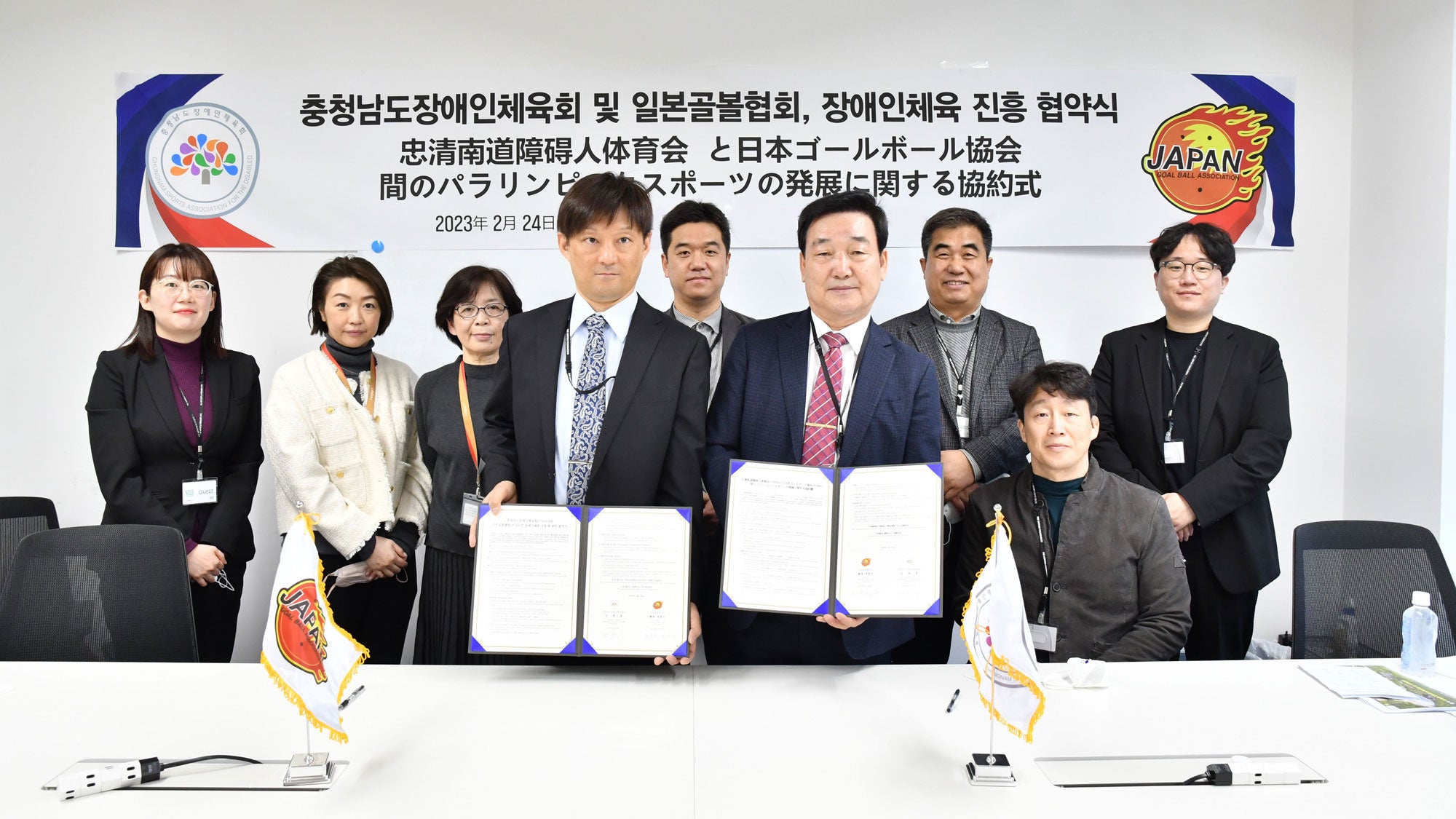 協定書を持つ当協会・理事 市川喬一（左）と忠清南道障害者体育会・事務局長　ビョン・ヒョンス氏（右）