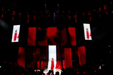 ヴァレンティノ・ガラヴァーニ氏がザ・ファッション・アワード2023で受賞し、アイコニックな赤いドレスのファッションショーが開催されました ヴァレンティノ・ガラヴァーニ氏がザ・ファッション・アワード2023で受賞し、アイコニックな赤いドレスのファッションショーが開催されました