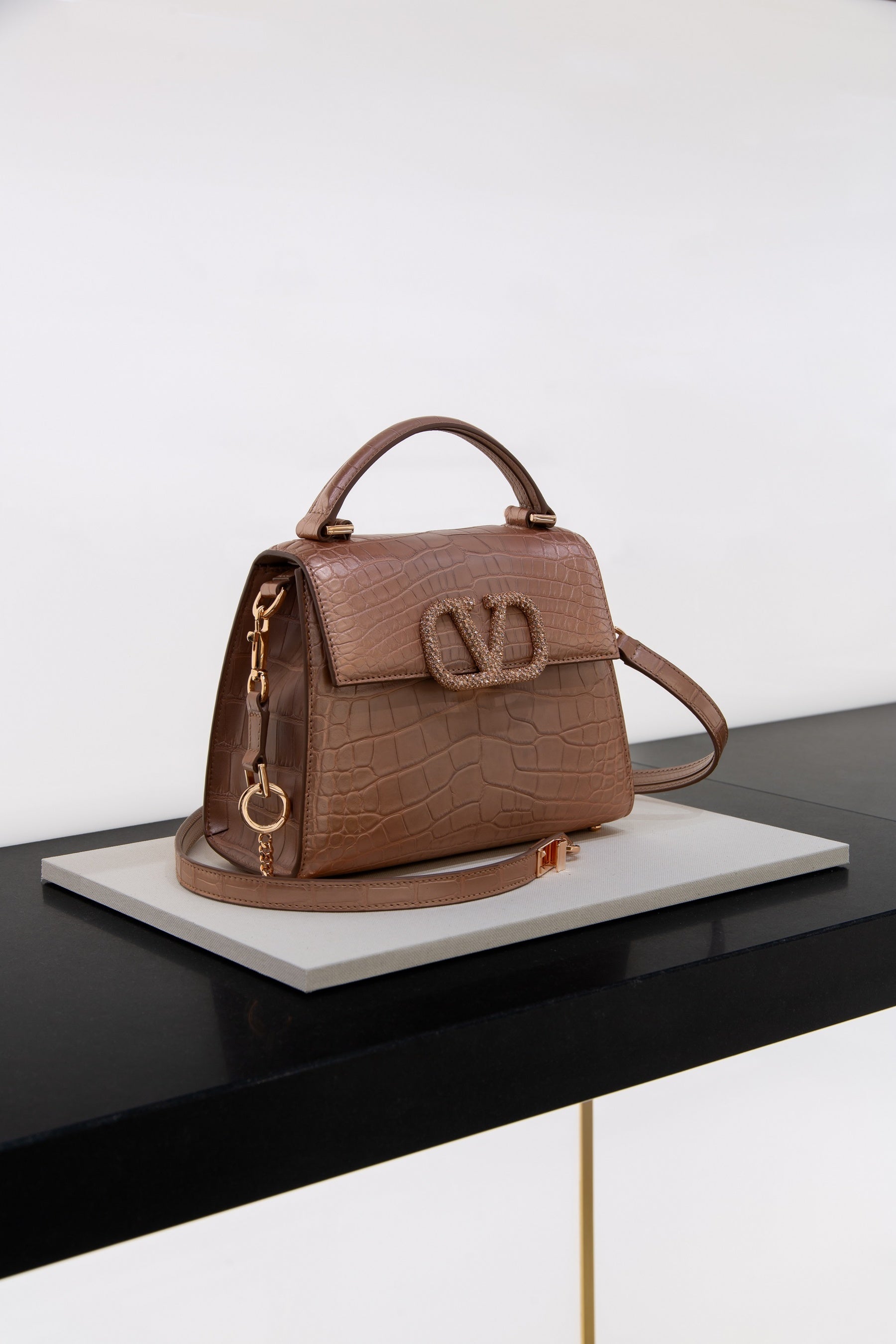 超美品 【ヴァレンティノ VALENTINO】 超高級 ファースト 千鳥柄 ウール ダブル ジャケット (レディース) ベージュ系 size8 ◇LJ0558◇ ヴァレンティノ、2025年スプリングコレクションより、新作のバッグ