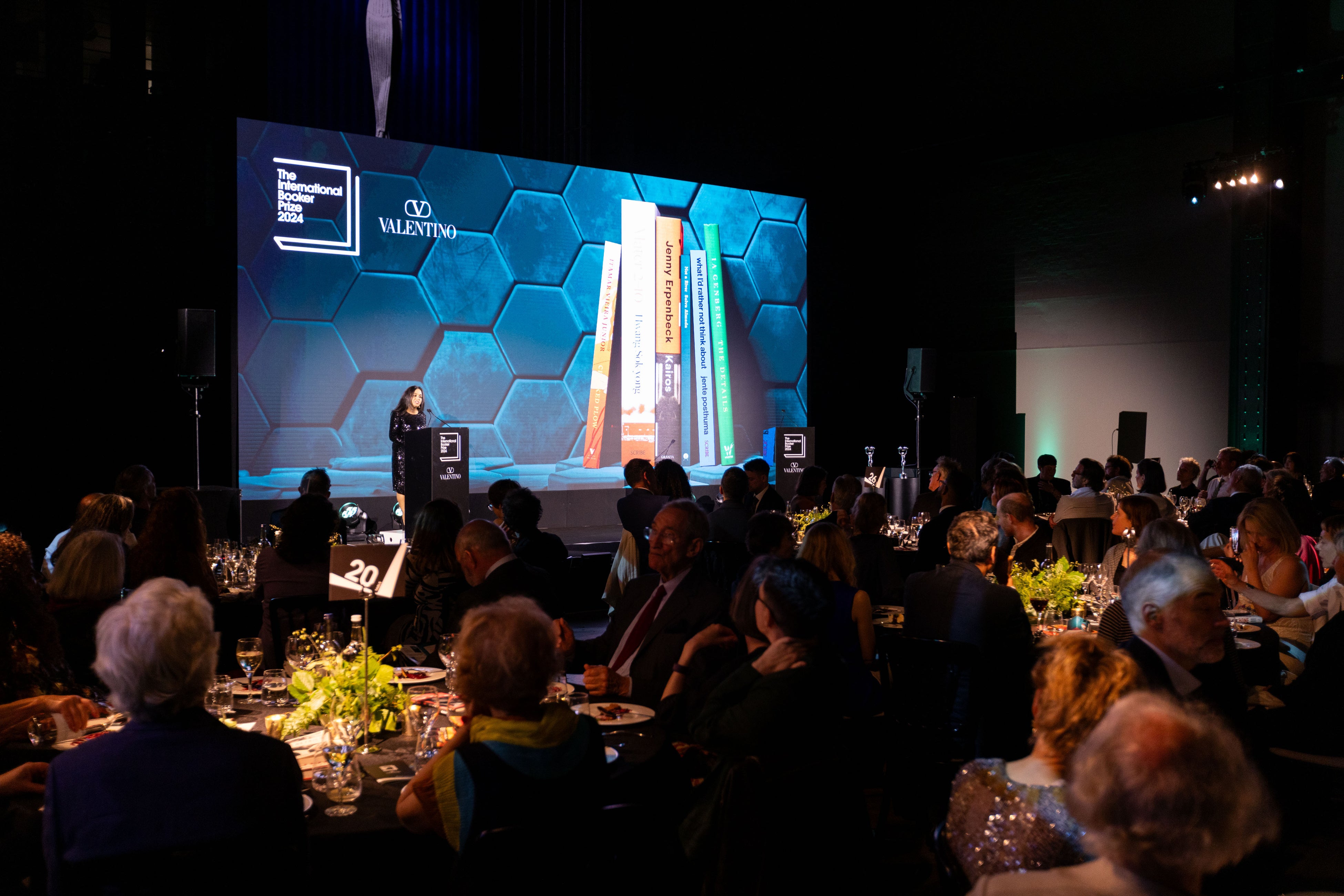 ヴァレンティノがスポンサーを務めた2024年国際ブッカー賞授賞式
