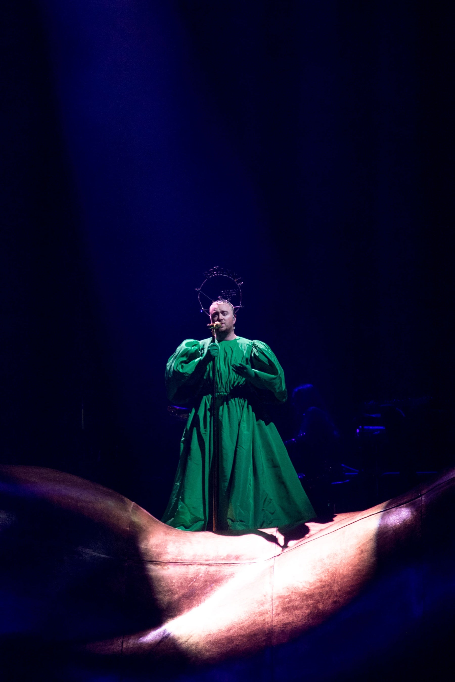 ヴァレンティノを身にまとったサム・スミス