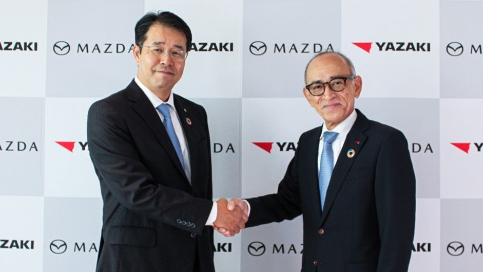 左:マツダ 経営役員CSCO 鷲見 和彦、 右:矢崎総業 専務取締役 露木 邦夫