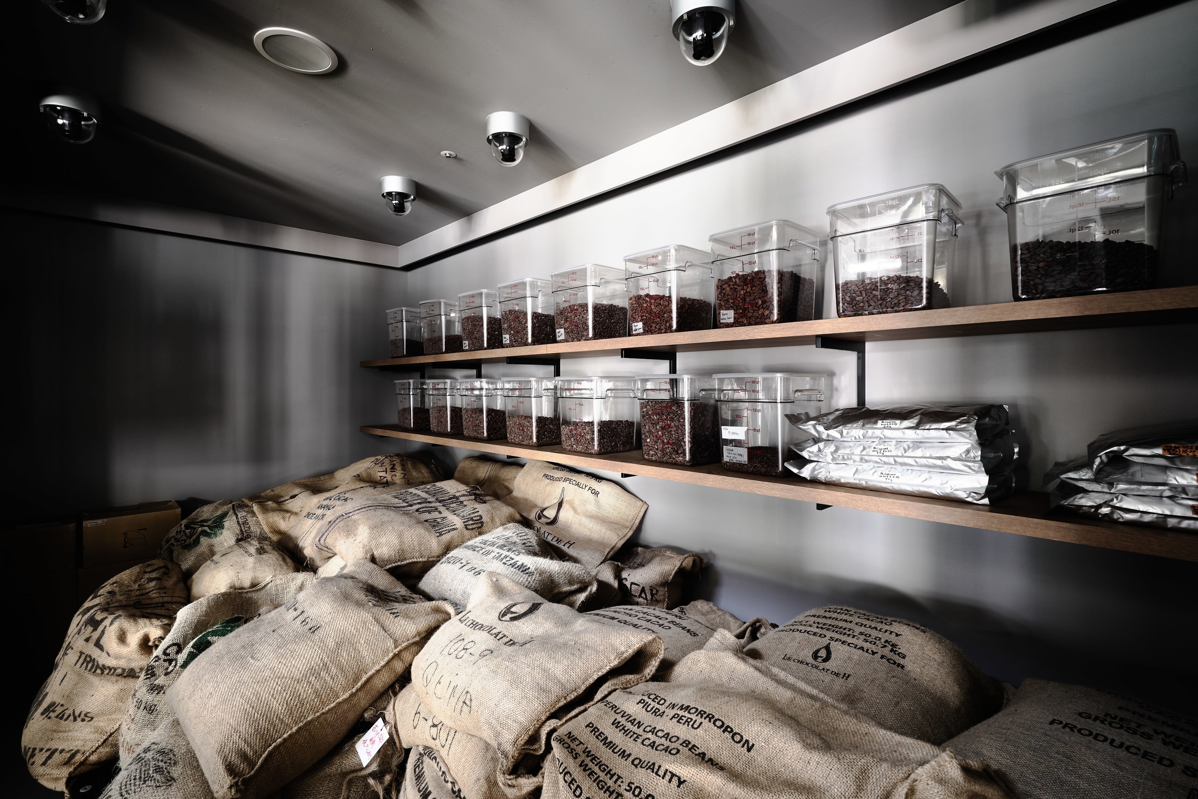 ペルーの自社農園で採れたカカオ豆や様々な産地のカカオ豆のアロマを